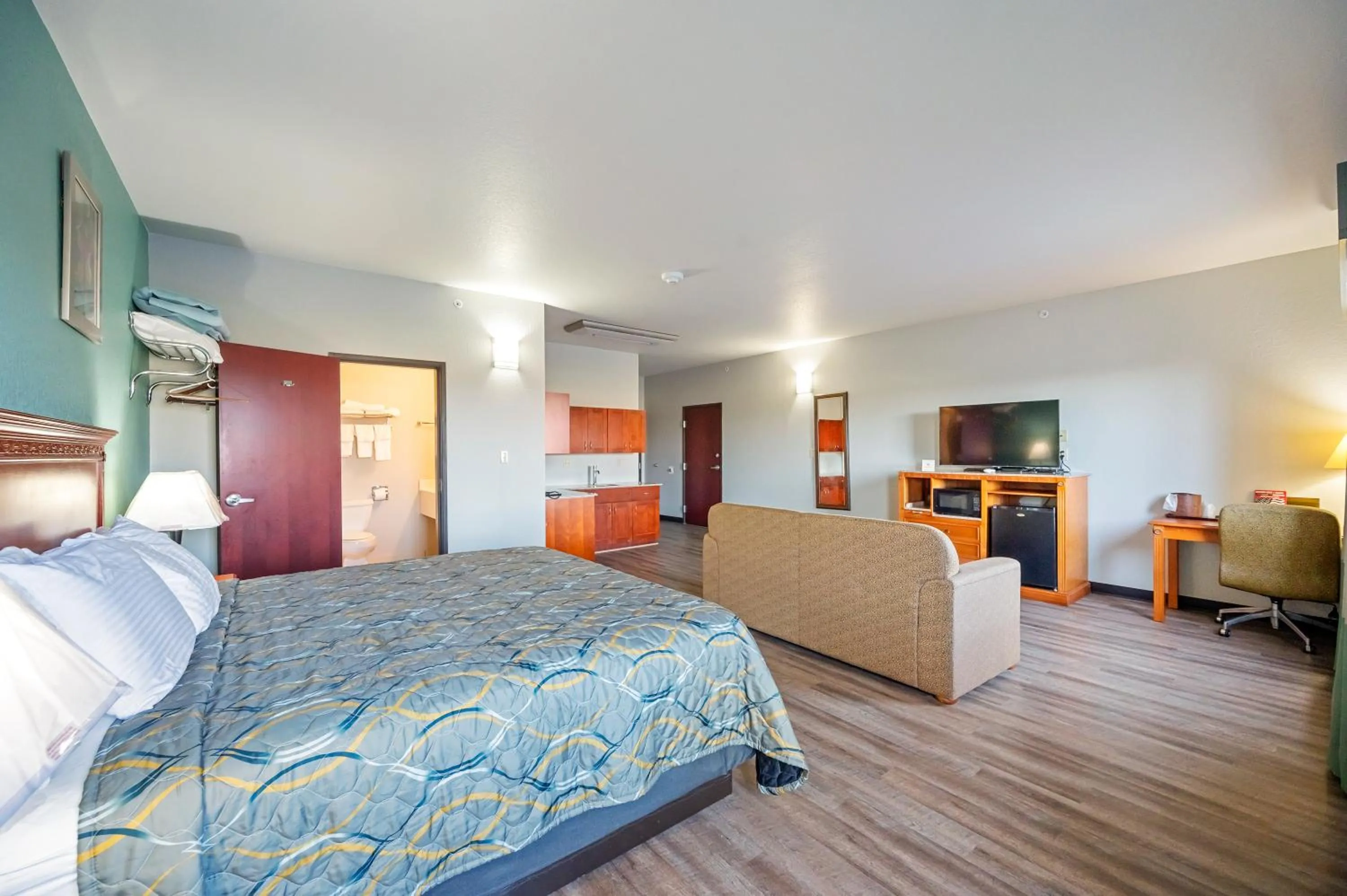 Photo of the whole room, Bed in HiWay Inn Express of Broken Bow