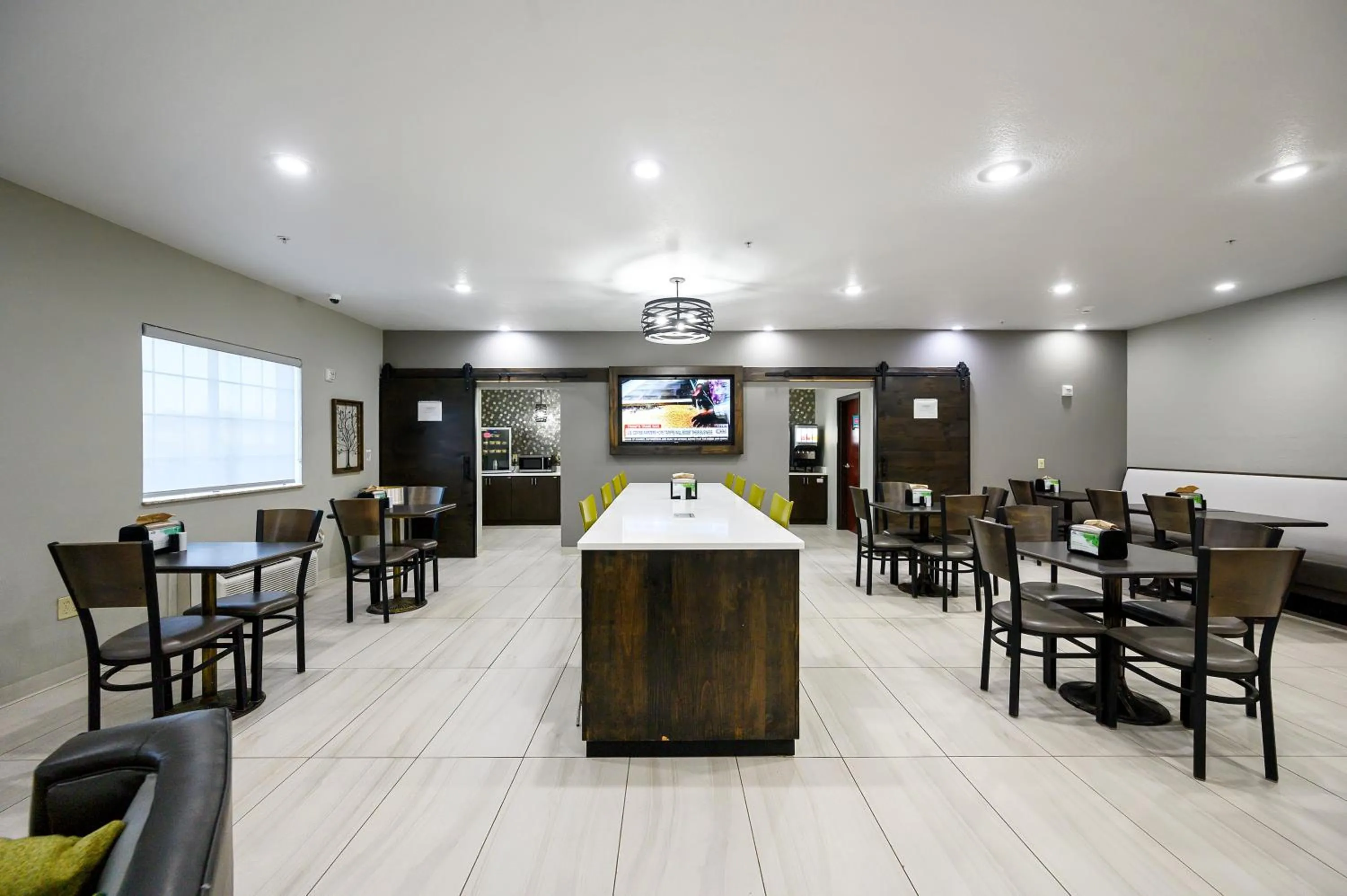 Breakfast in HiWay Inn Express of Broken Bow