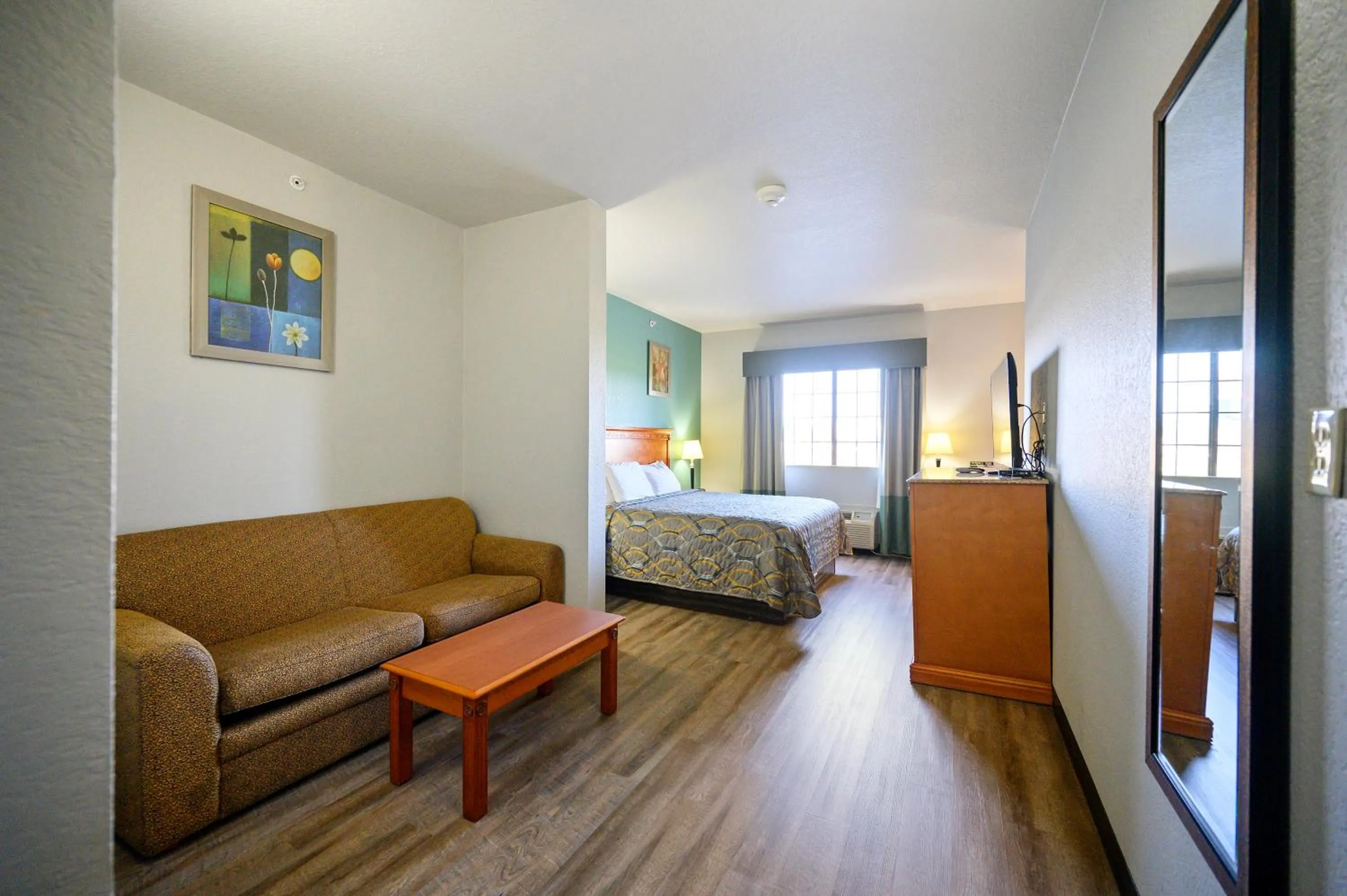 Photo of the whole room, Bed in HiWay Inn Express of Broken Bow