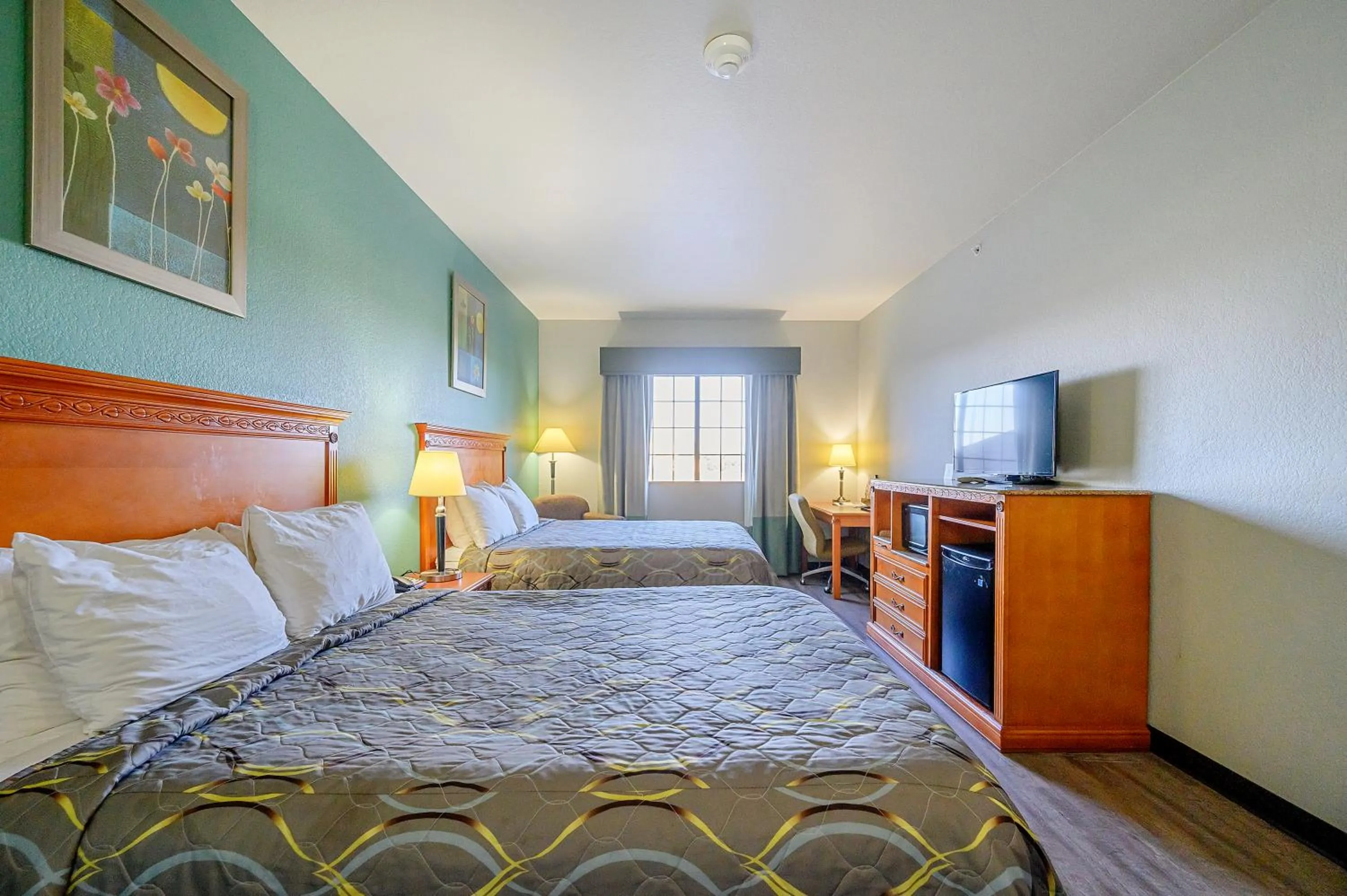 Photo of the whole room, Bed in HiWay Inn Express of Broken Bow