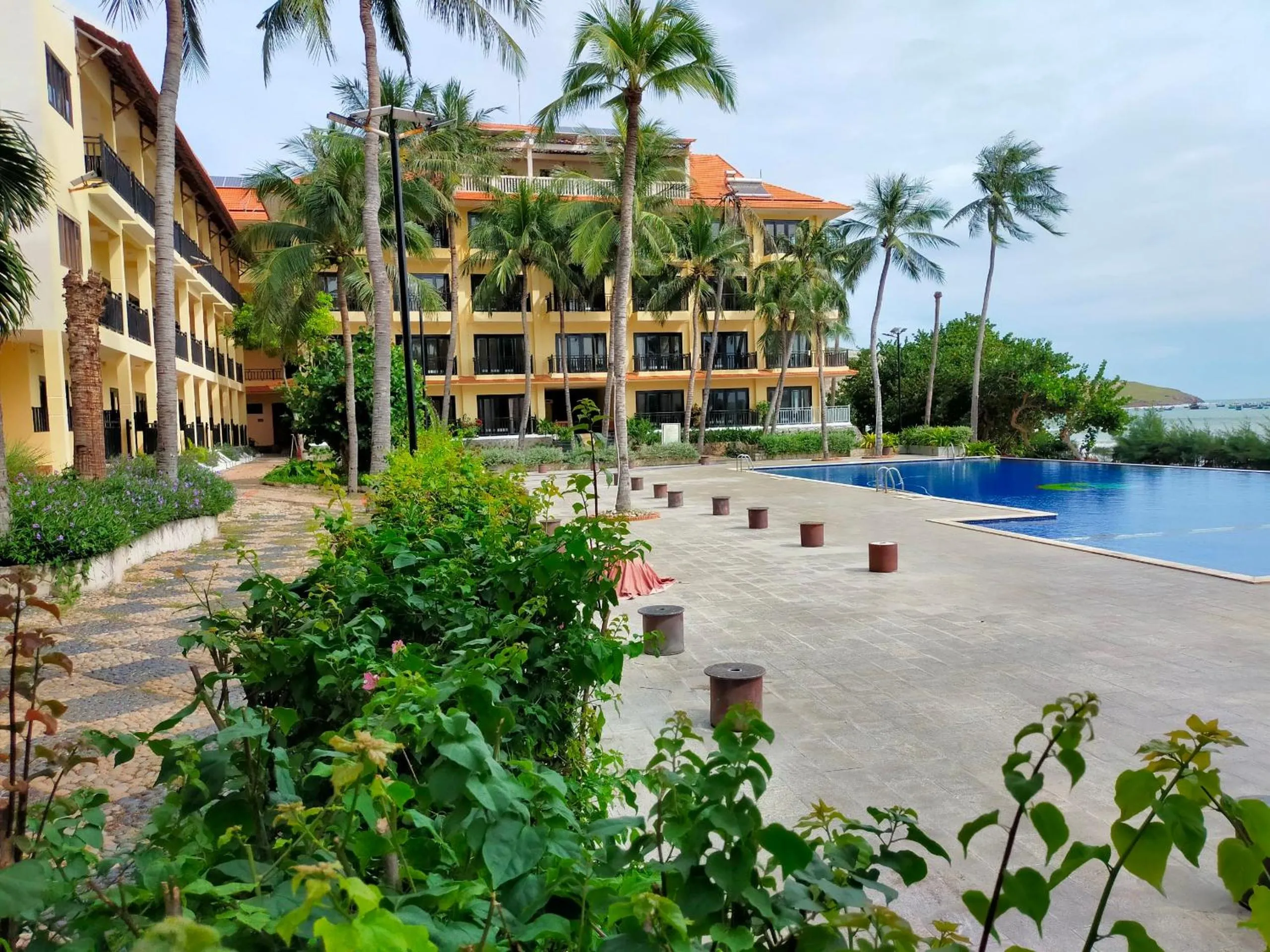 Hon Rom Central Beach Resort