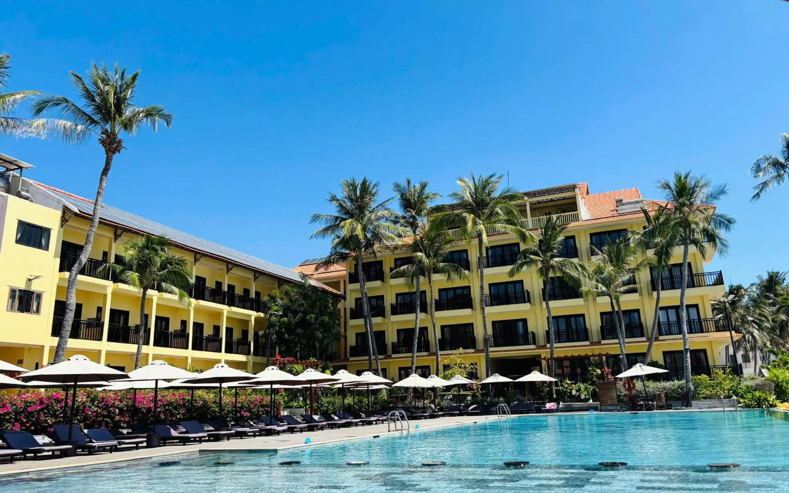 Hon Rom Central Beach Resort