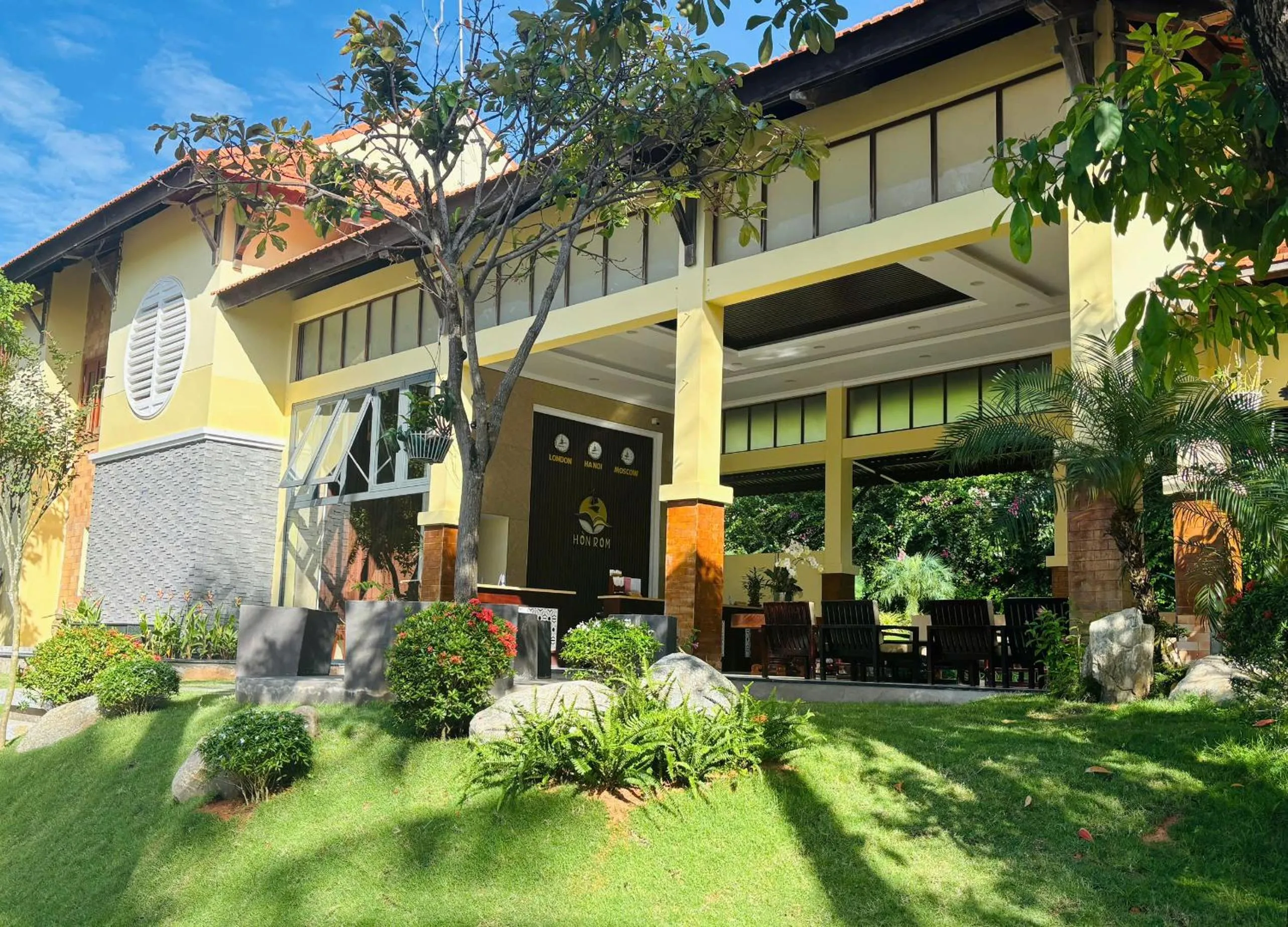 Hon Rom Central Beach Resort