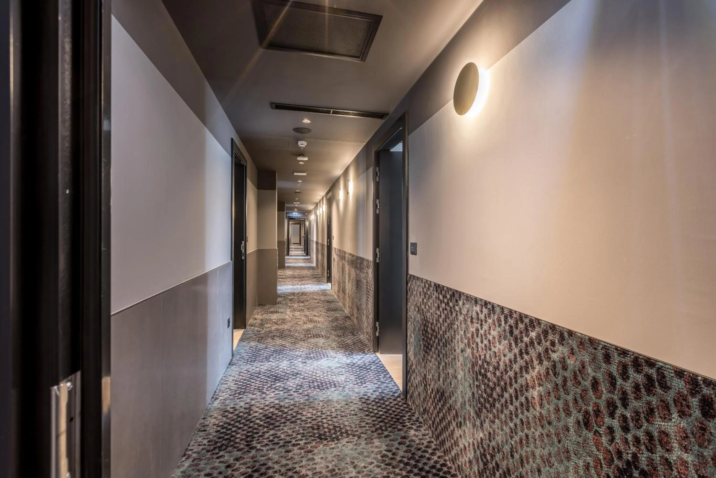 hair dresser in Cora Hotel