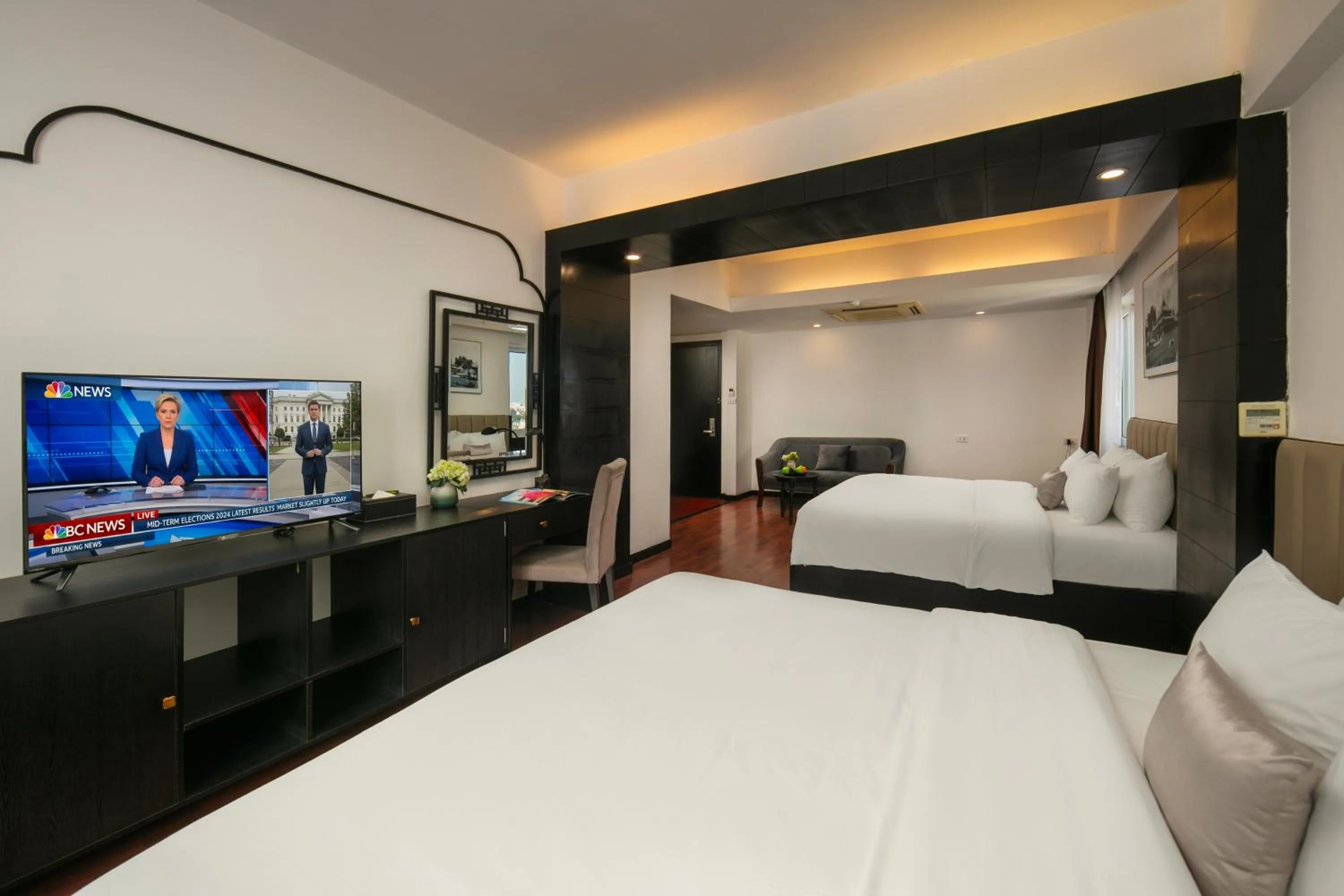 Communal lounge/ TV room, Bed in Ja Cosmo Hotel and Spa