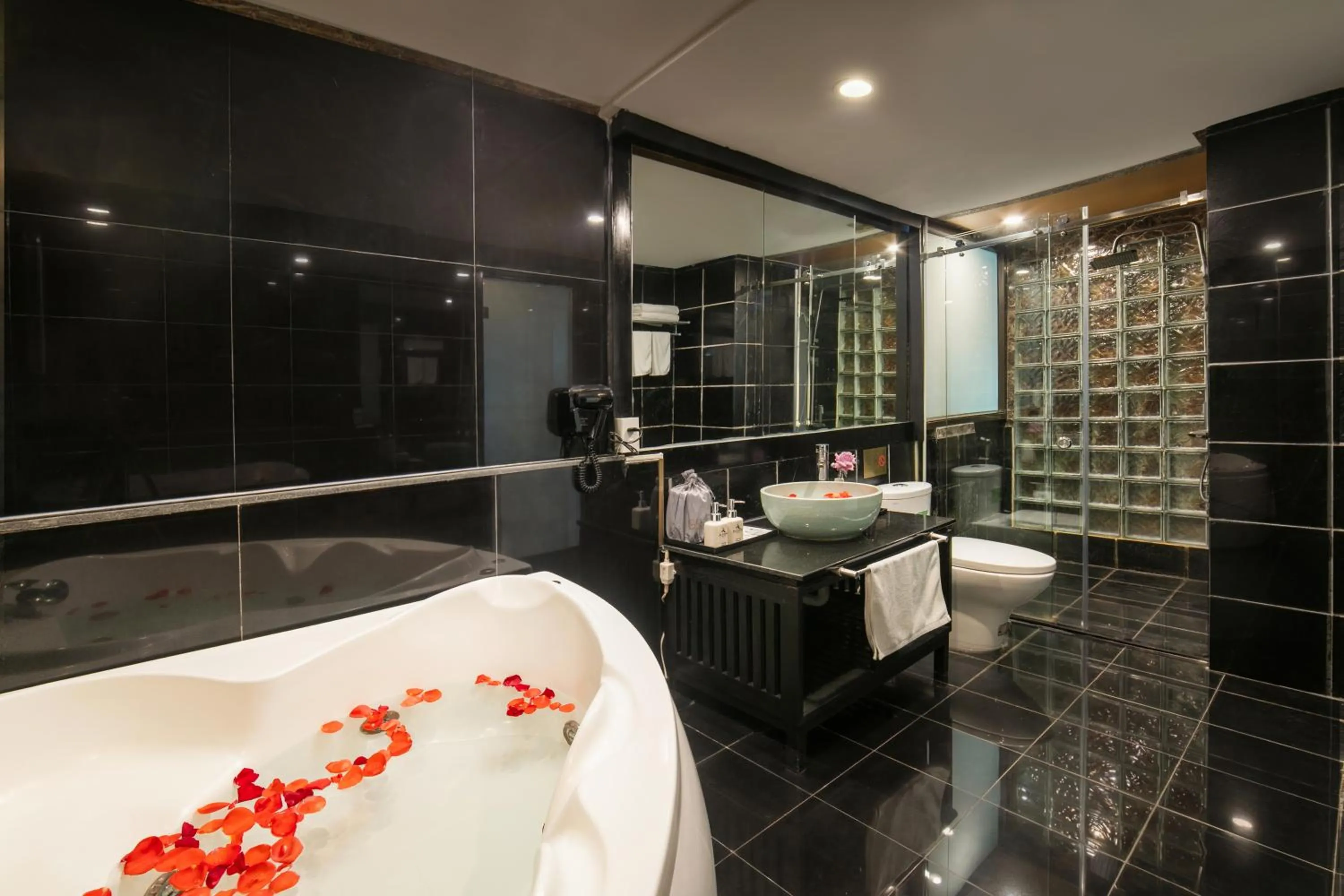 Shower in Ja Cosmo Hotel and Spa