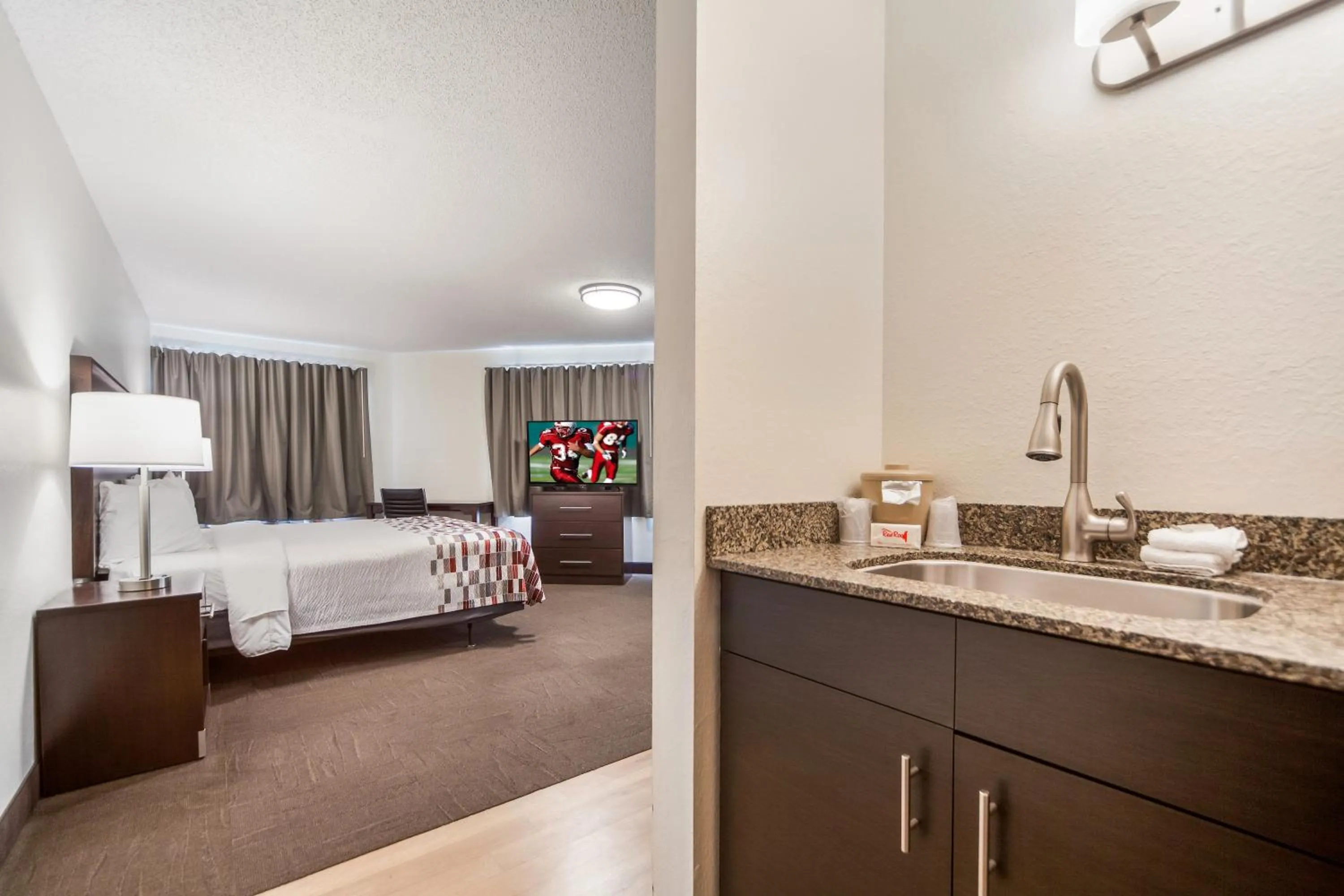 Photo of the whole room, Bed in Red Roof Inn & Suites Omaha - Council Bluffs