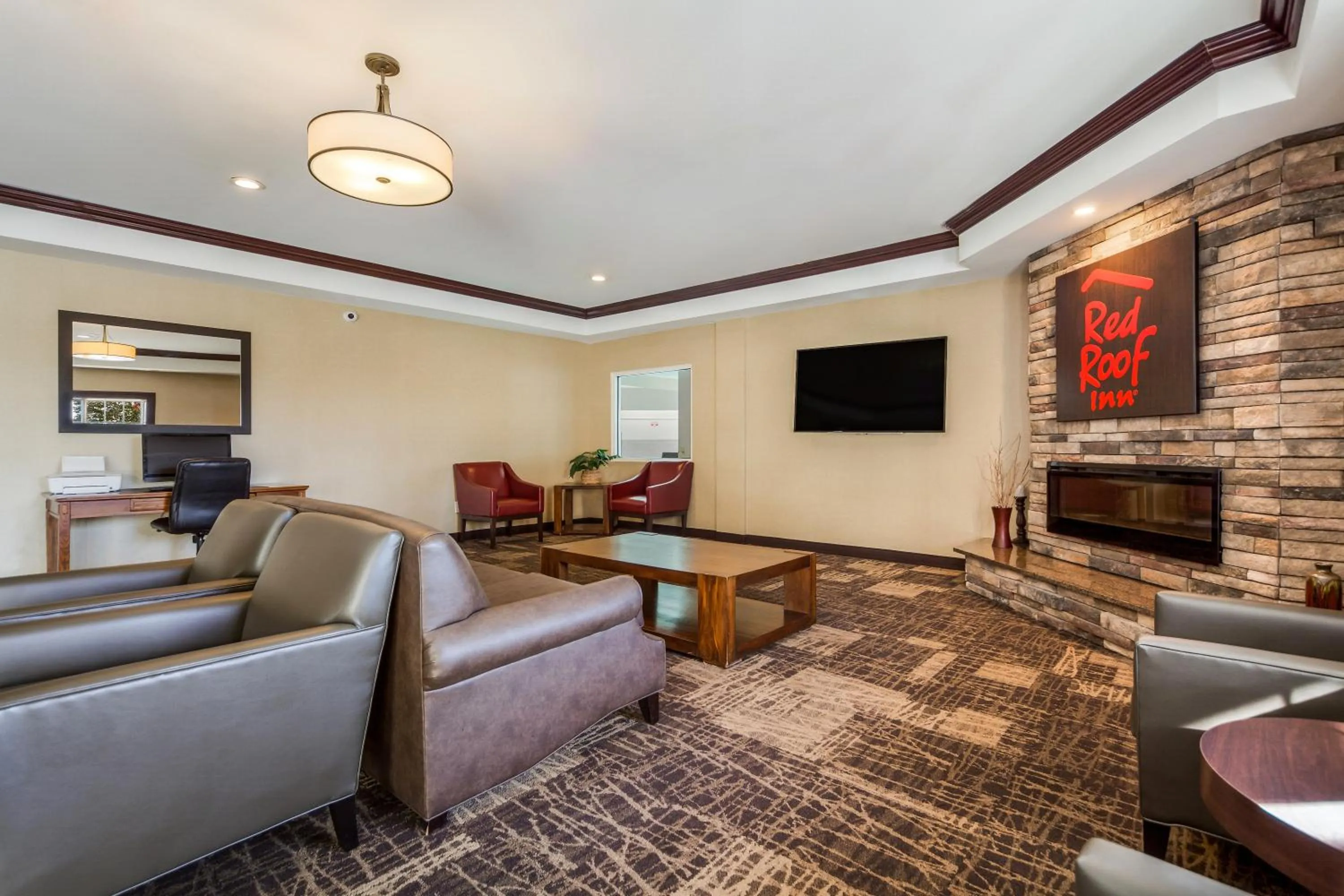 Lobby or reception in Red Roof Inn & Suites Omaha - Council Bluffs