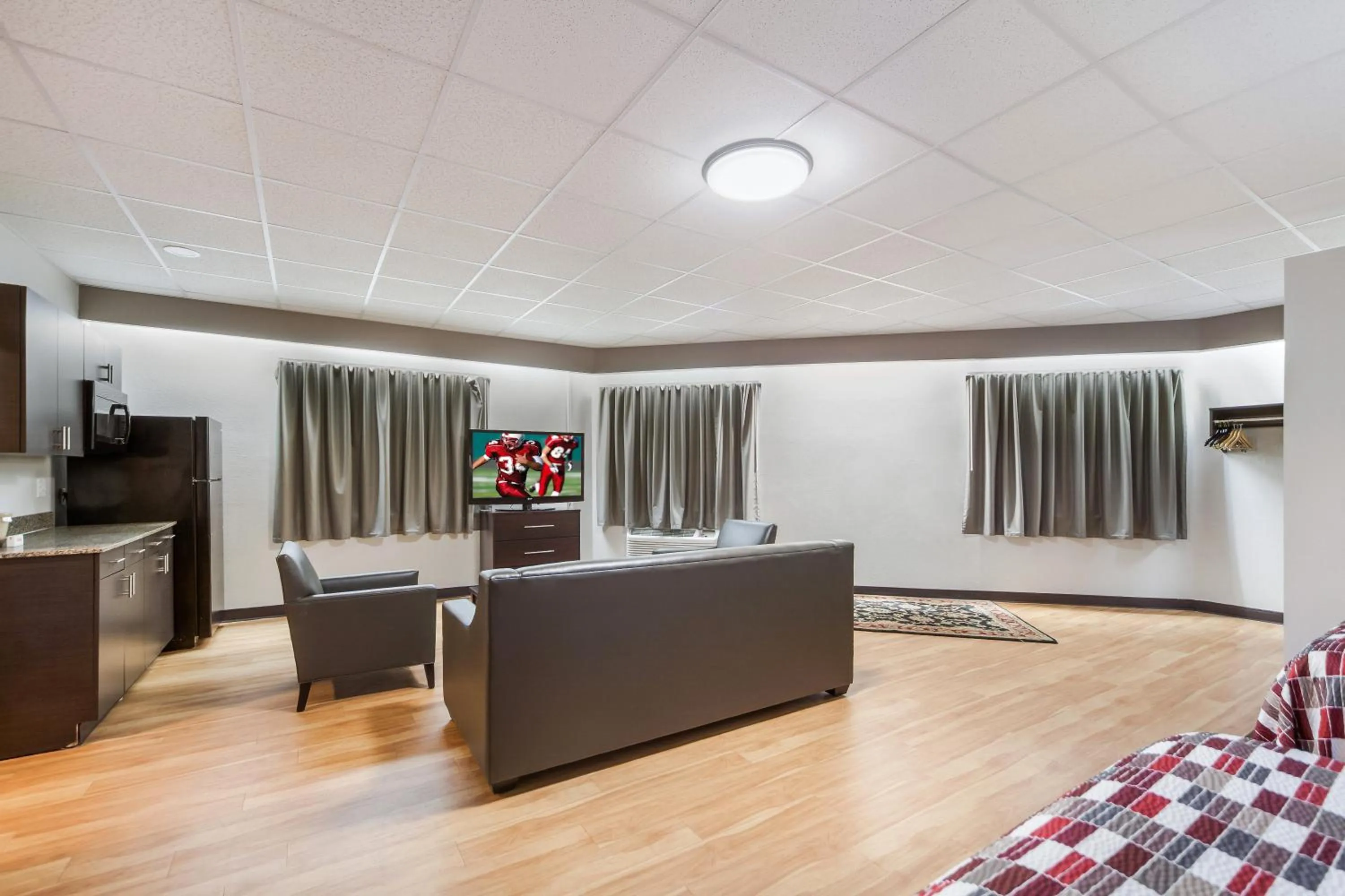 Photo of the whole room, Bed in Red Roof Inn & Suites Omaha - Council Bluffs