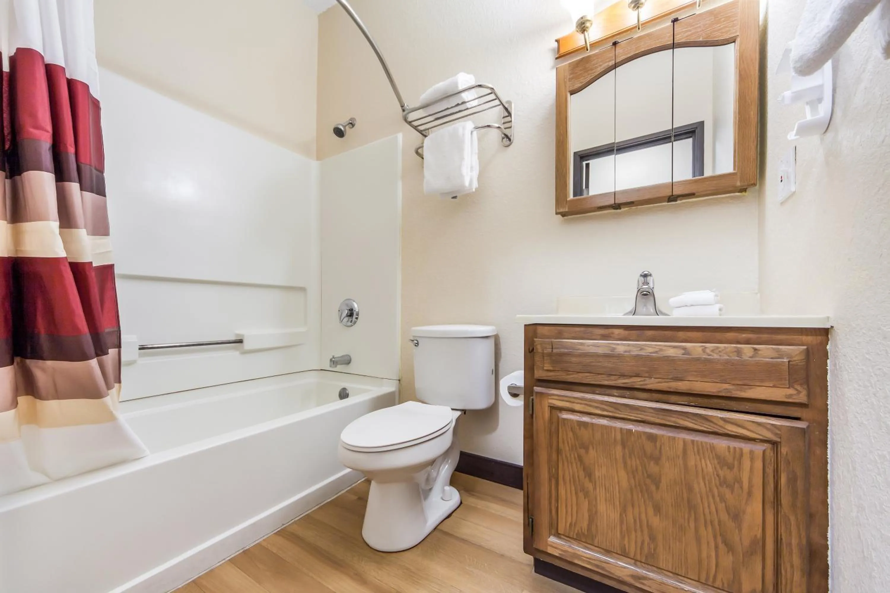 Bathroom in Red Roof Inn & Suites Omaha - Council Bluffs