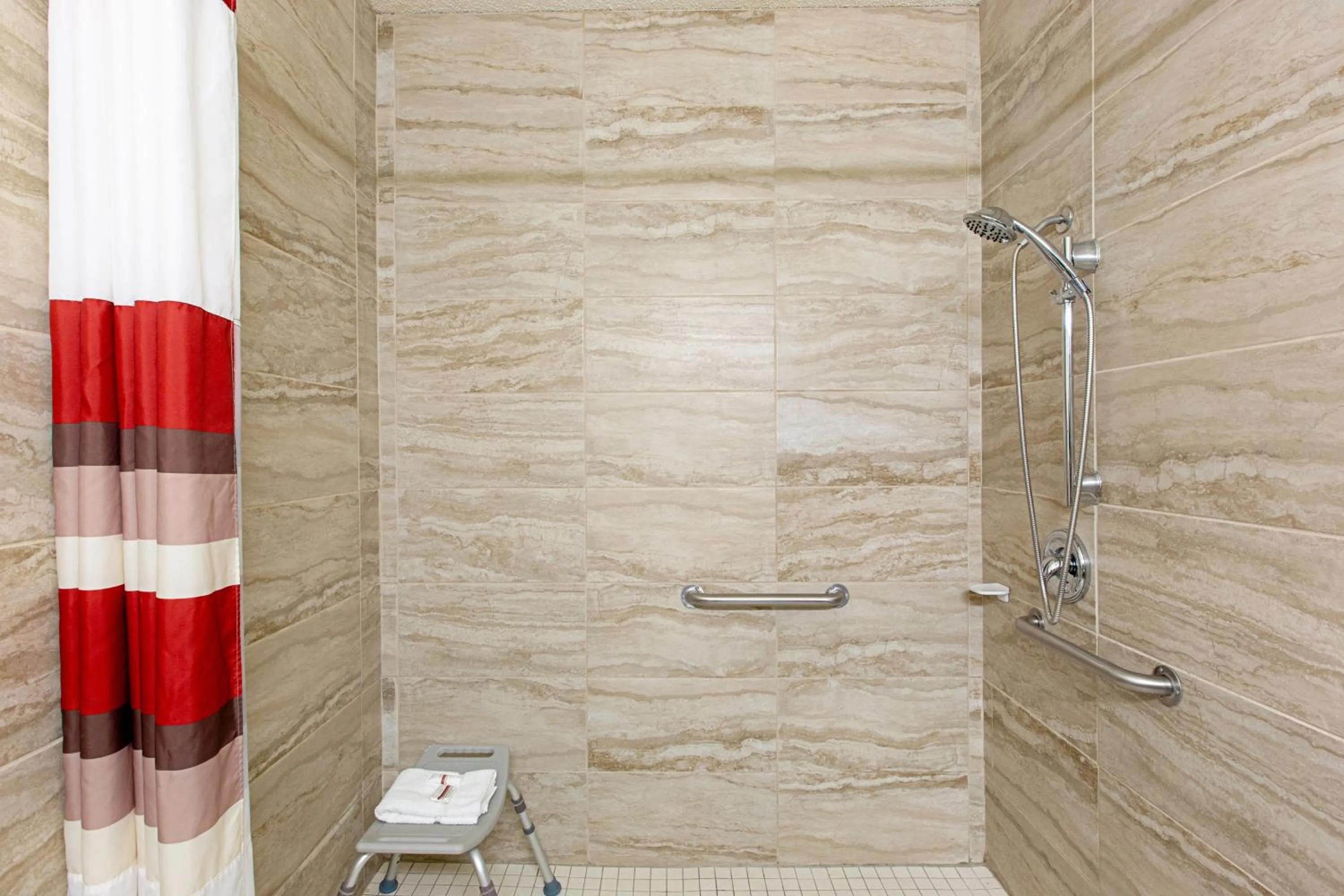 Bathroom in Red Roof Inn & Suites Omaha - Council Bluffs