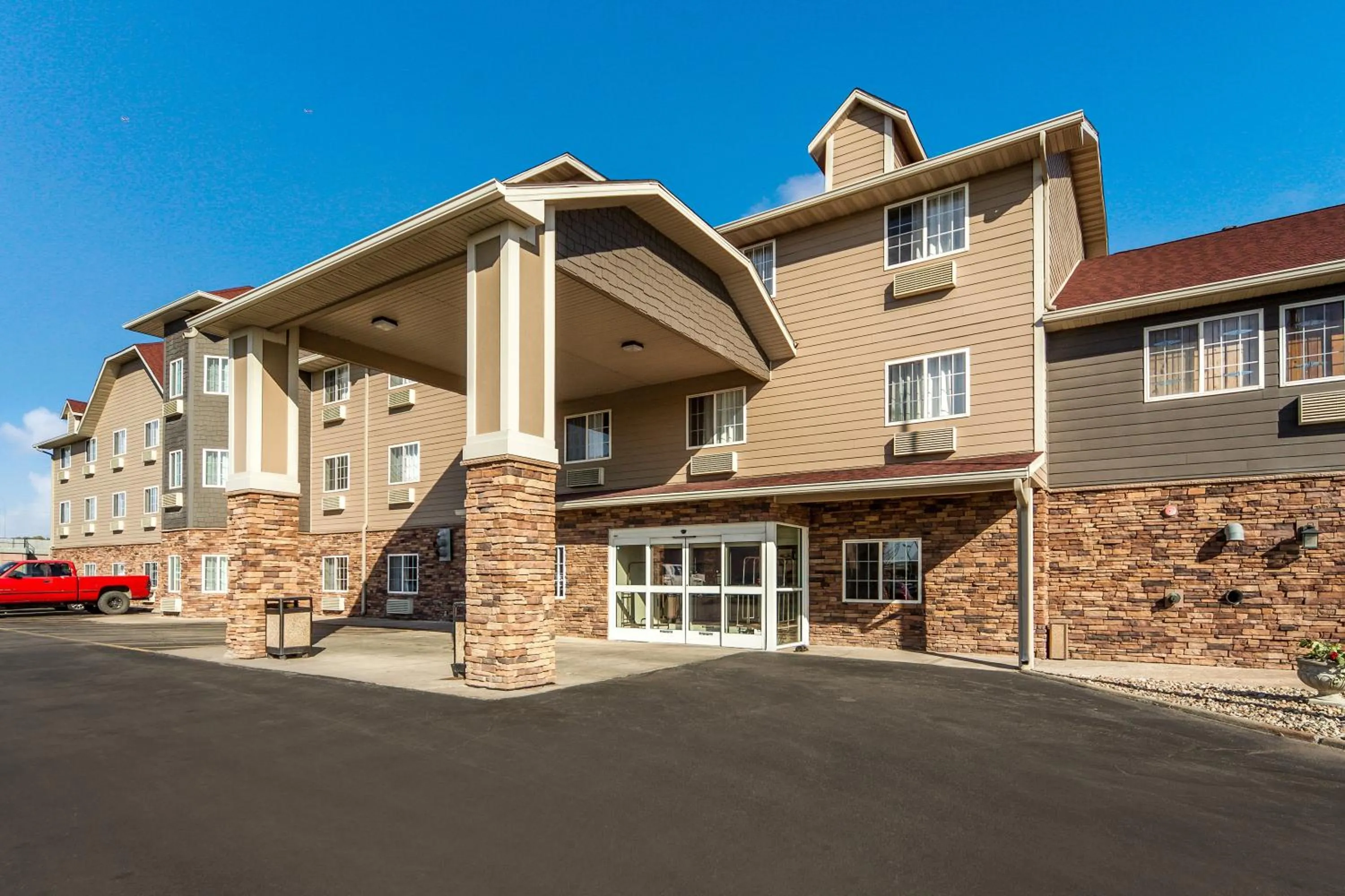 Property building in Red Roof Inn & Suites Omaha - Council Bluffs