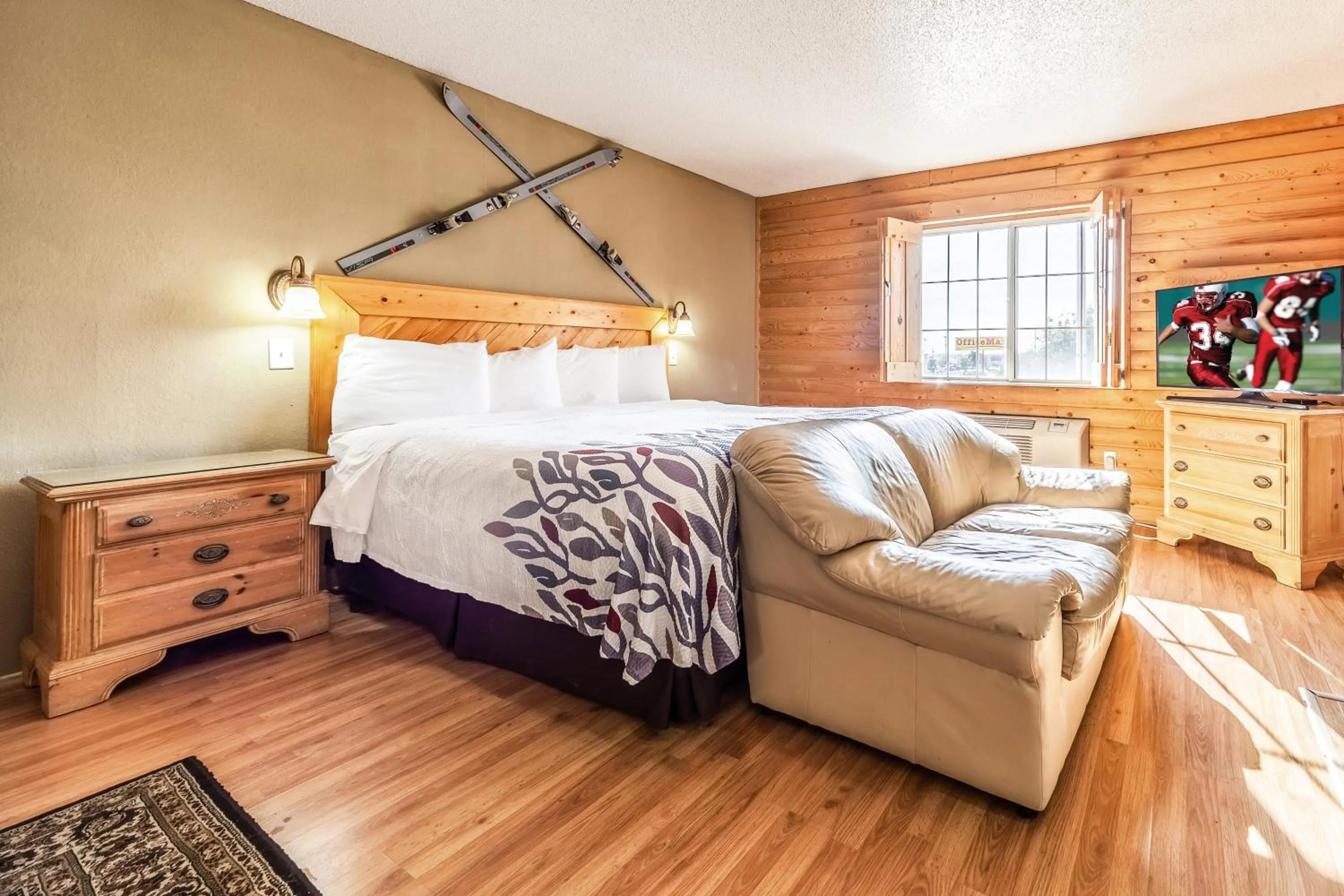 Photo of the whole room, Bed in Red Roof Inn & Suites Omaha - Council Bluffs