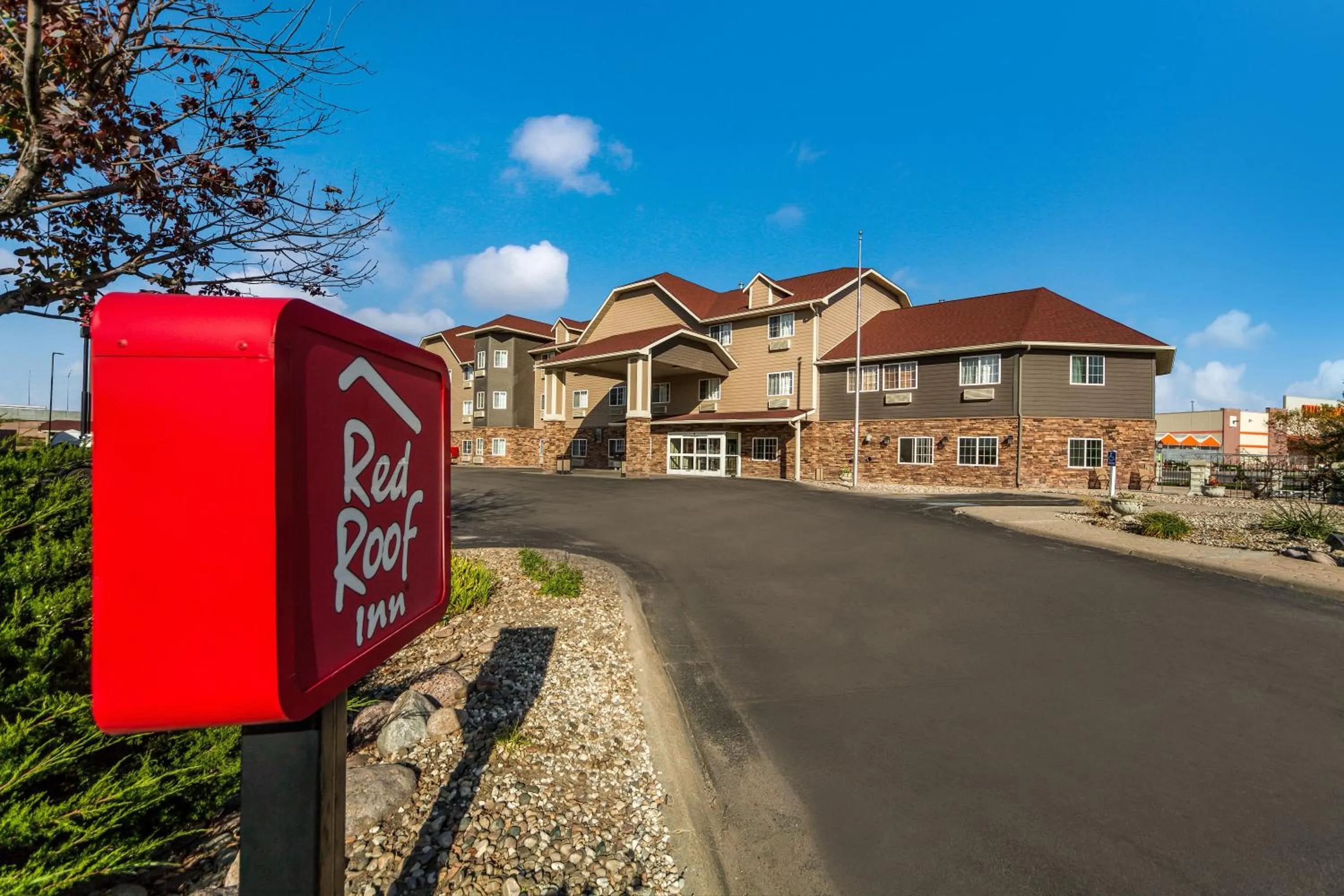 Property building in Red Roof Inn & Suites Omaha - Council Bluffs