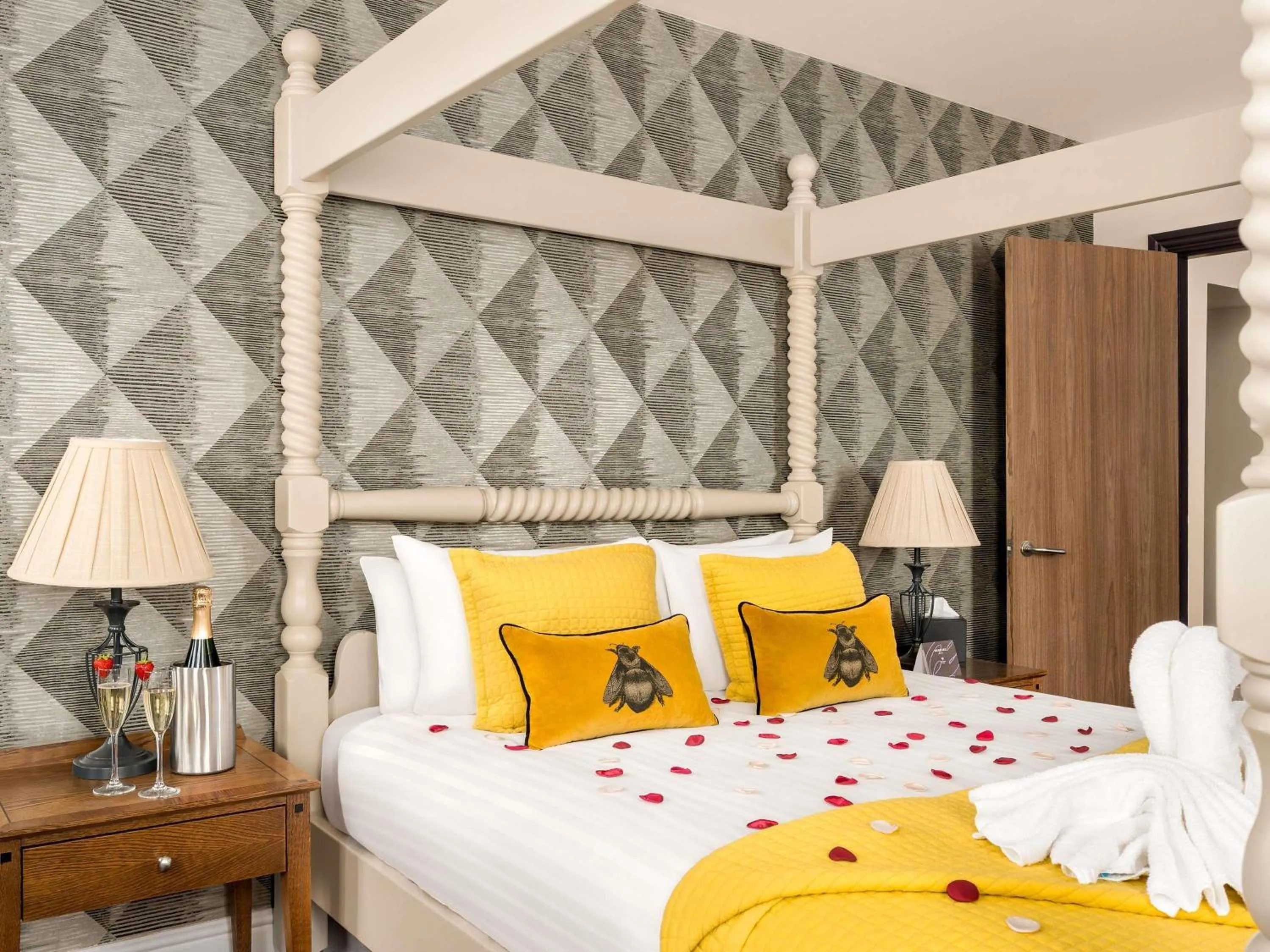 Bedroom, Bed in Mercure Doncaster Centre Danum Hotel