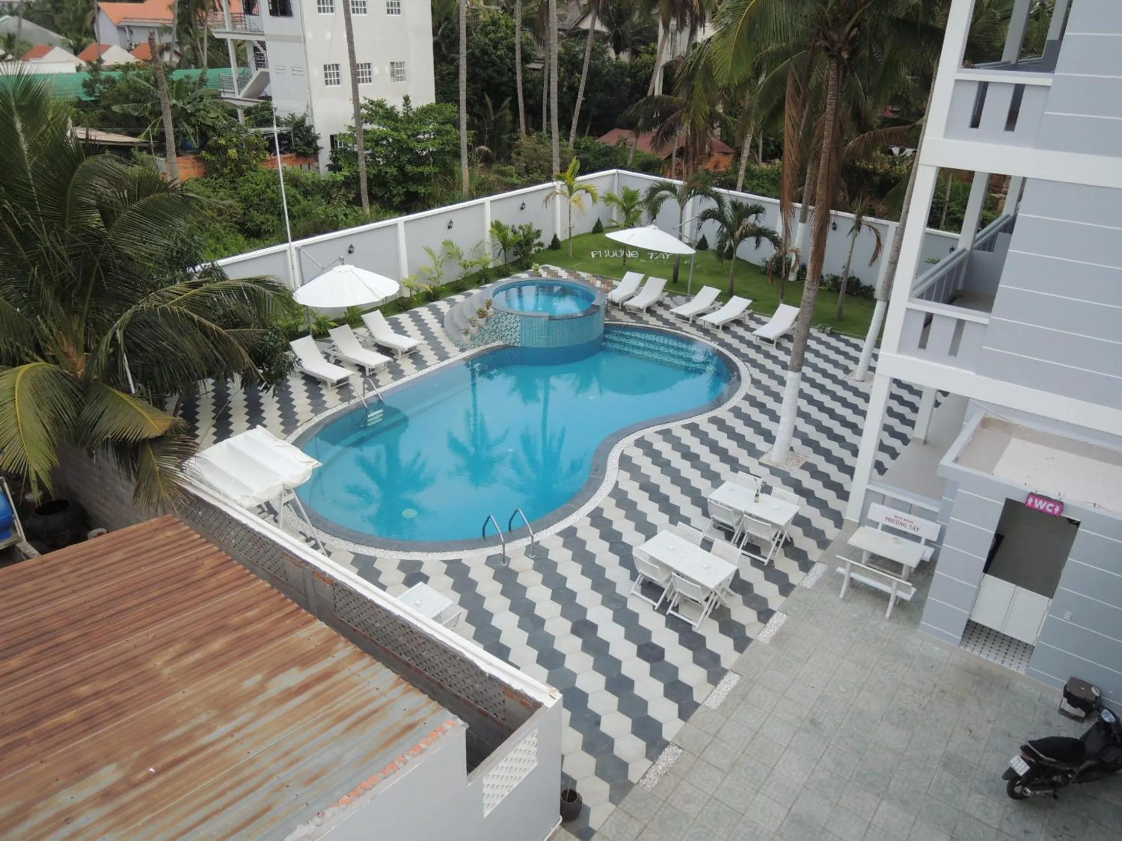 Swimming pool in Phuong Tay Guest House