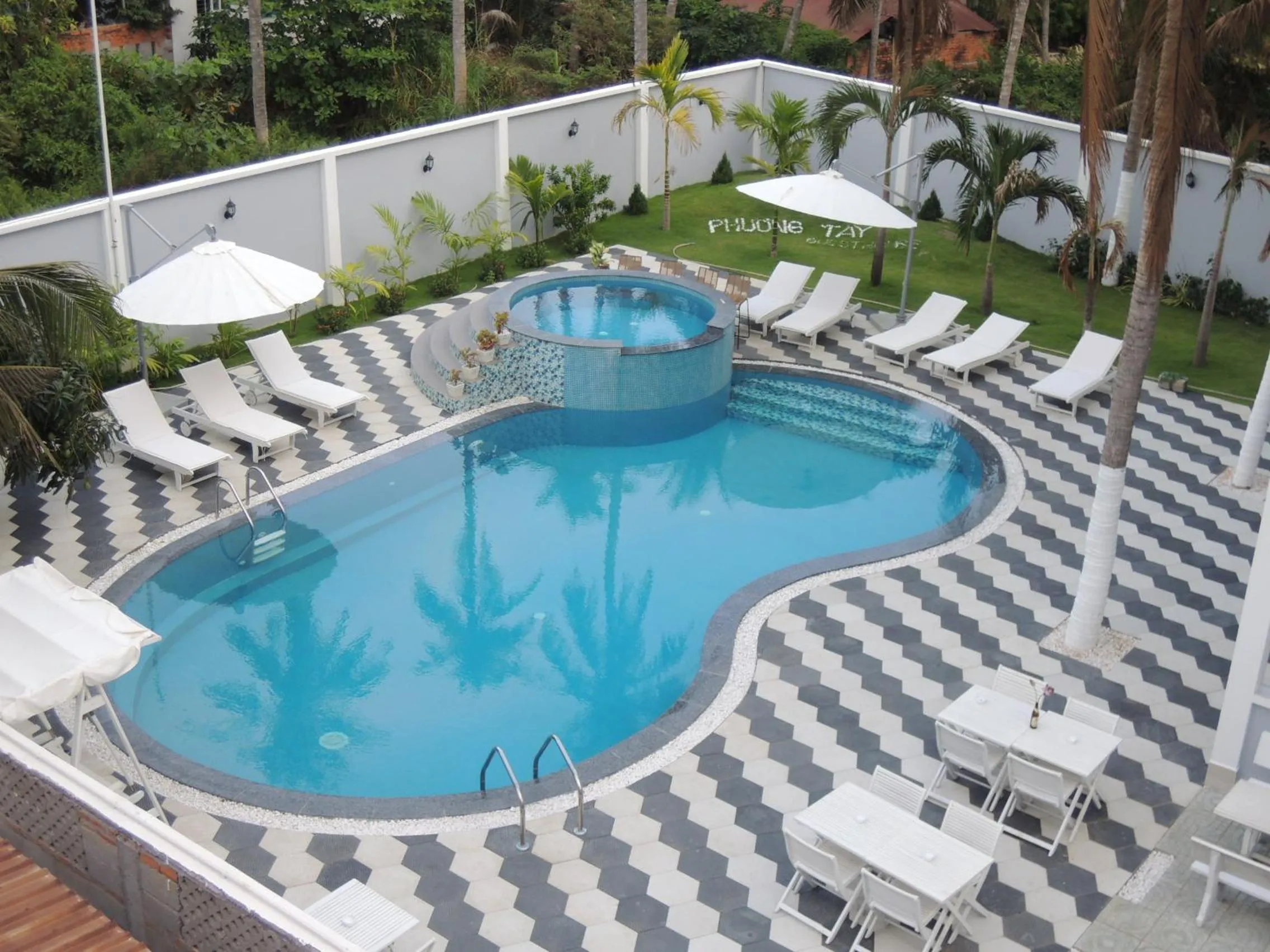 Swimming pool in Phuong Tay Guest House