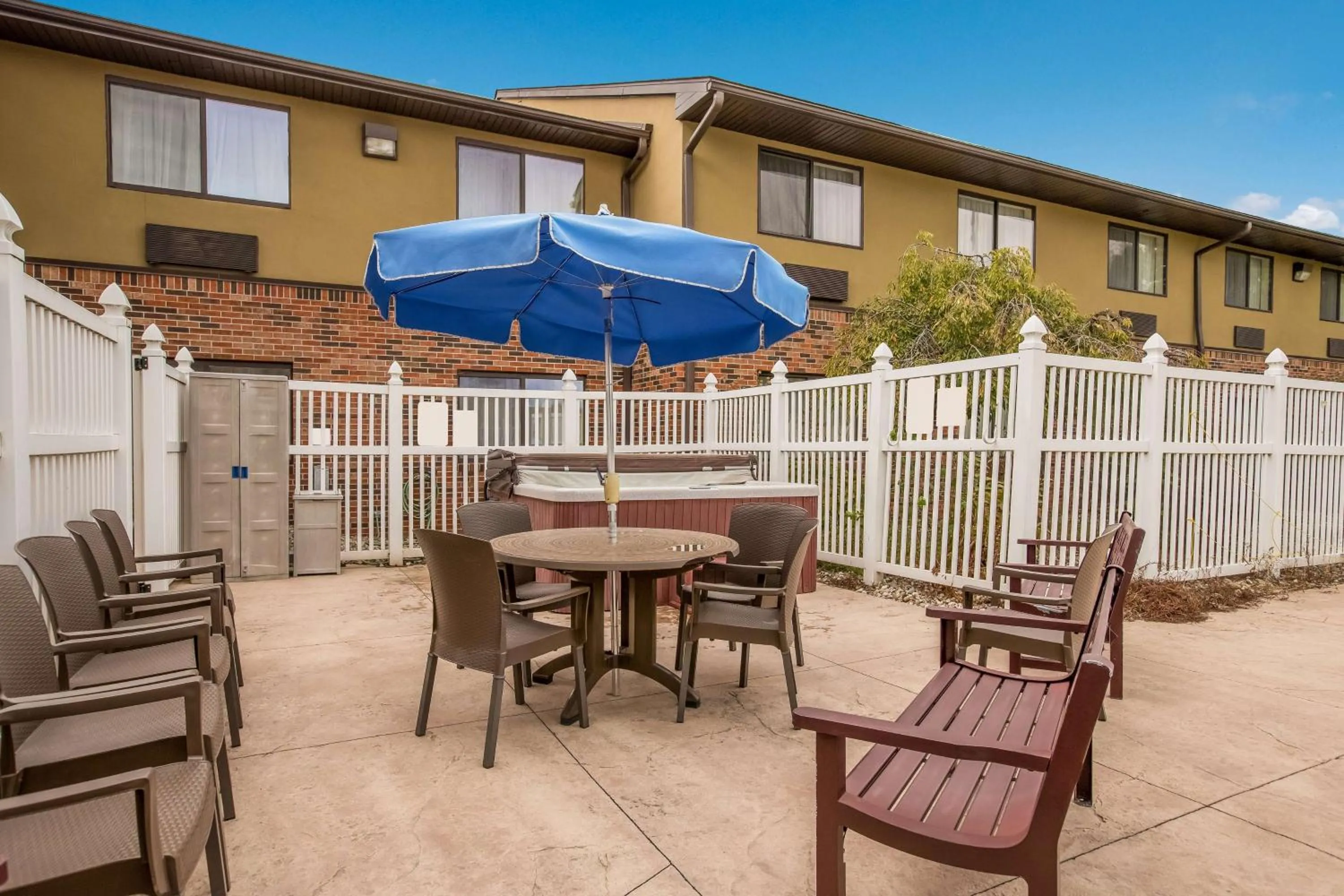 Pool view in Best Western Kendallville Inn