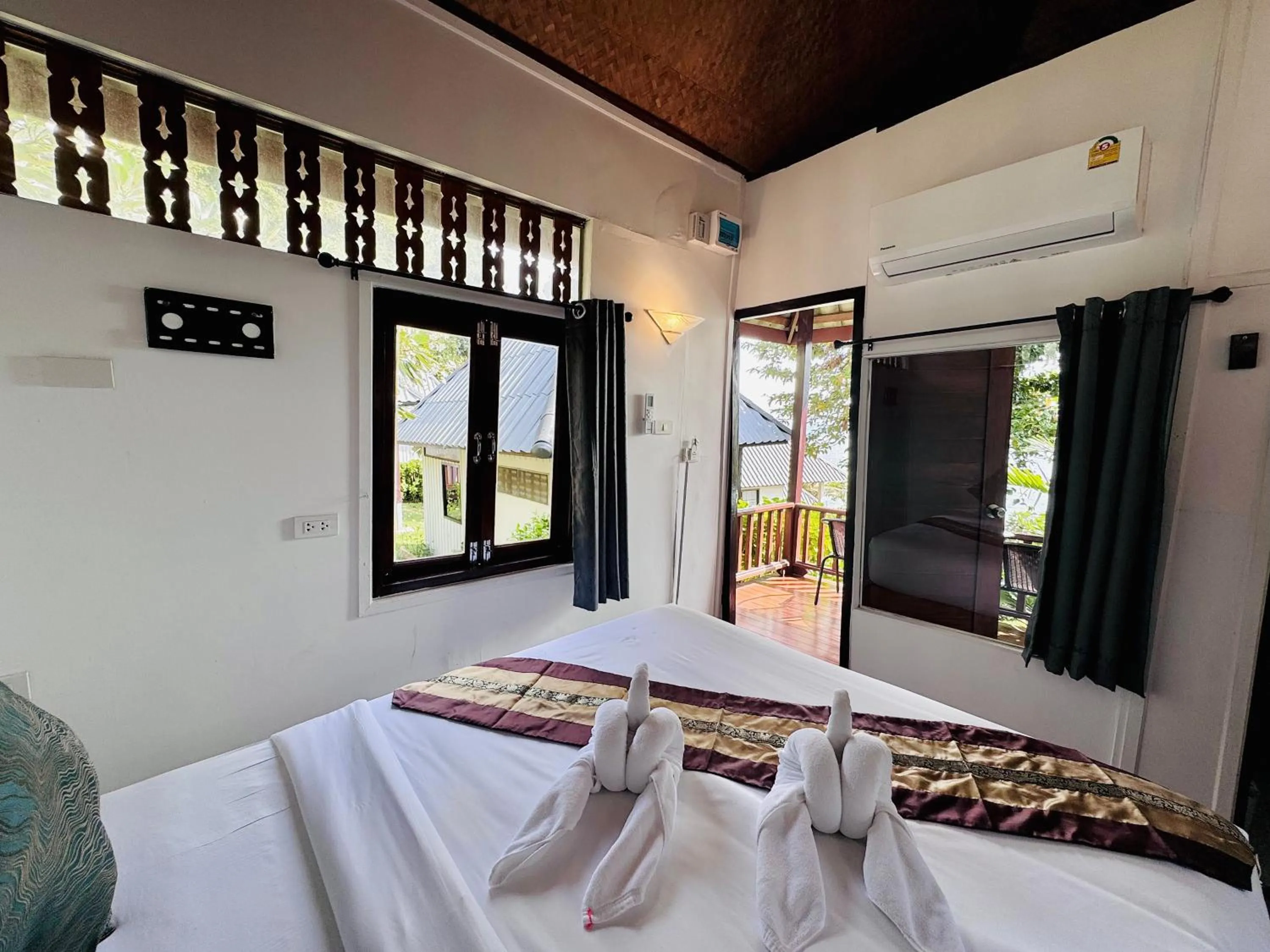 Photo of the whole room, Bed in Lamai Bayview Boutique Resort
