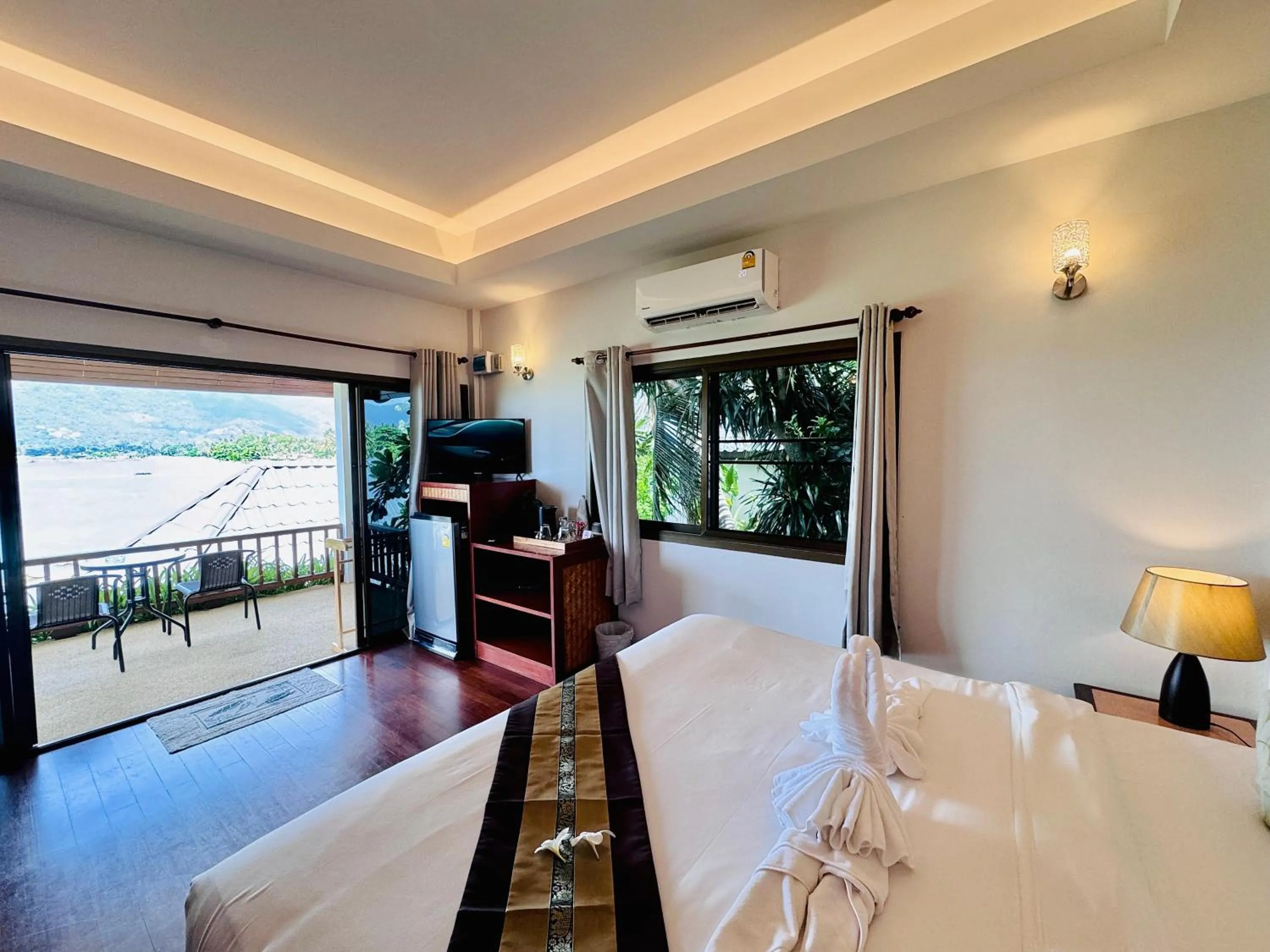 Photo of the whole room, Bed in Lamai Bayview Boutique Resort