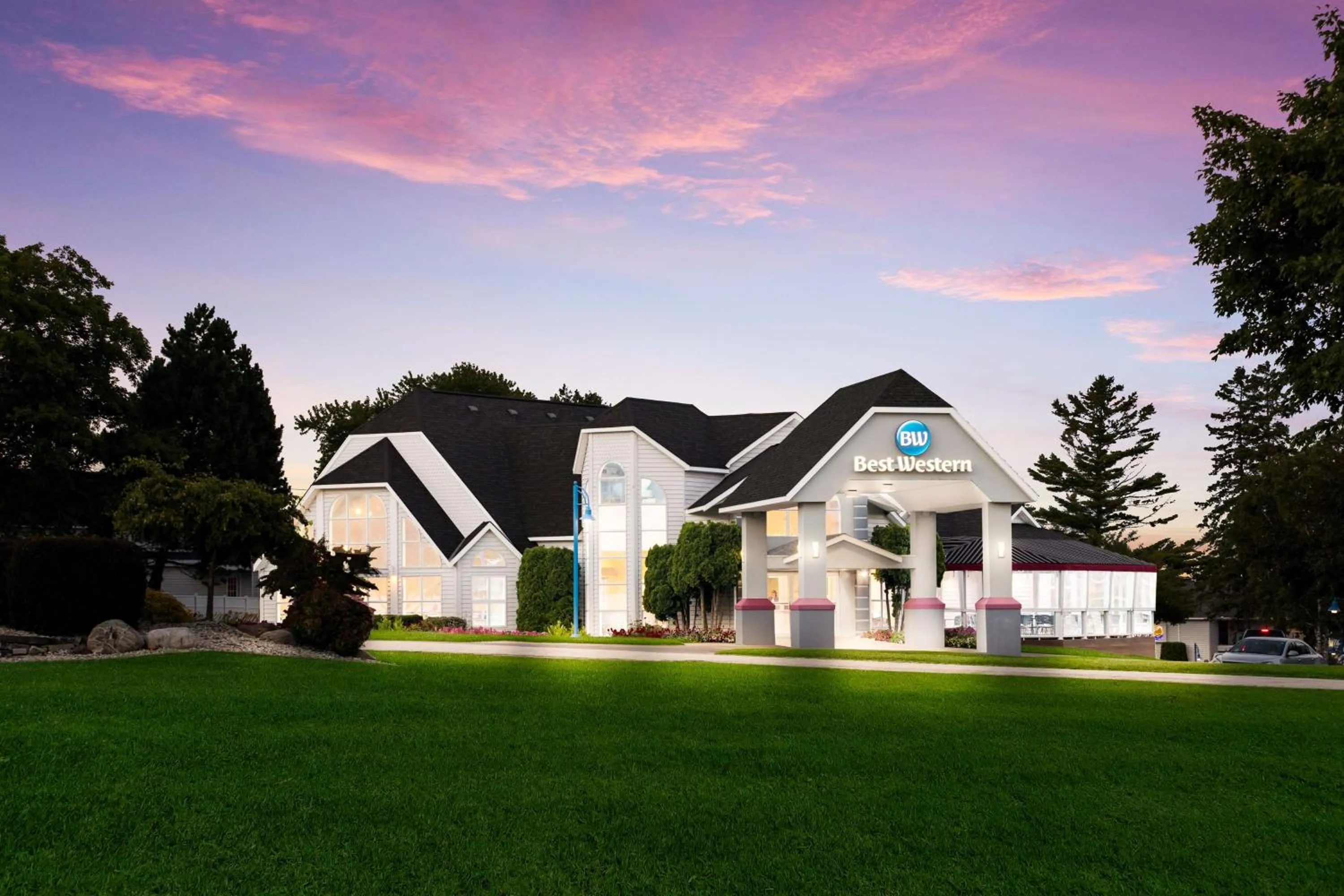 Property building in Best Western Harbour Pointe Lakefront