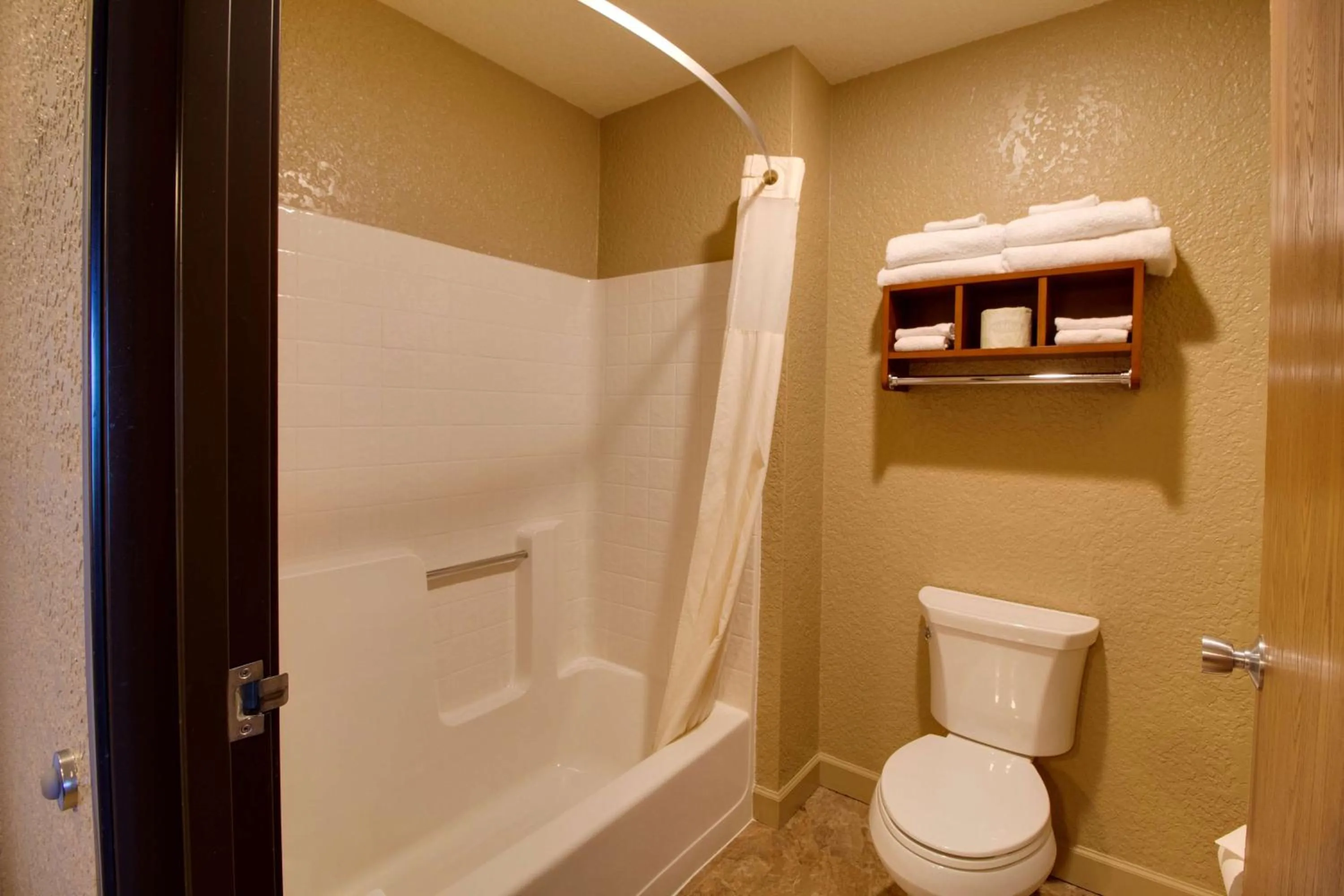Bathroom in Best Western Harbour Pointe Lakefront