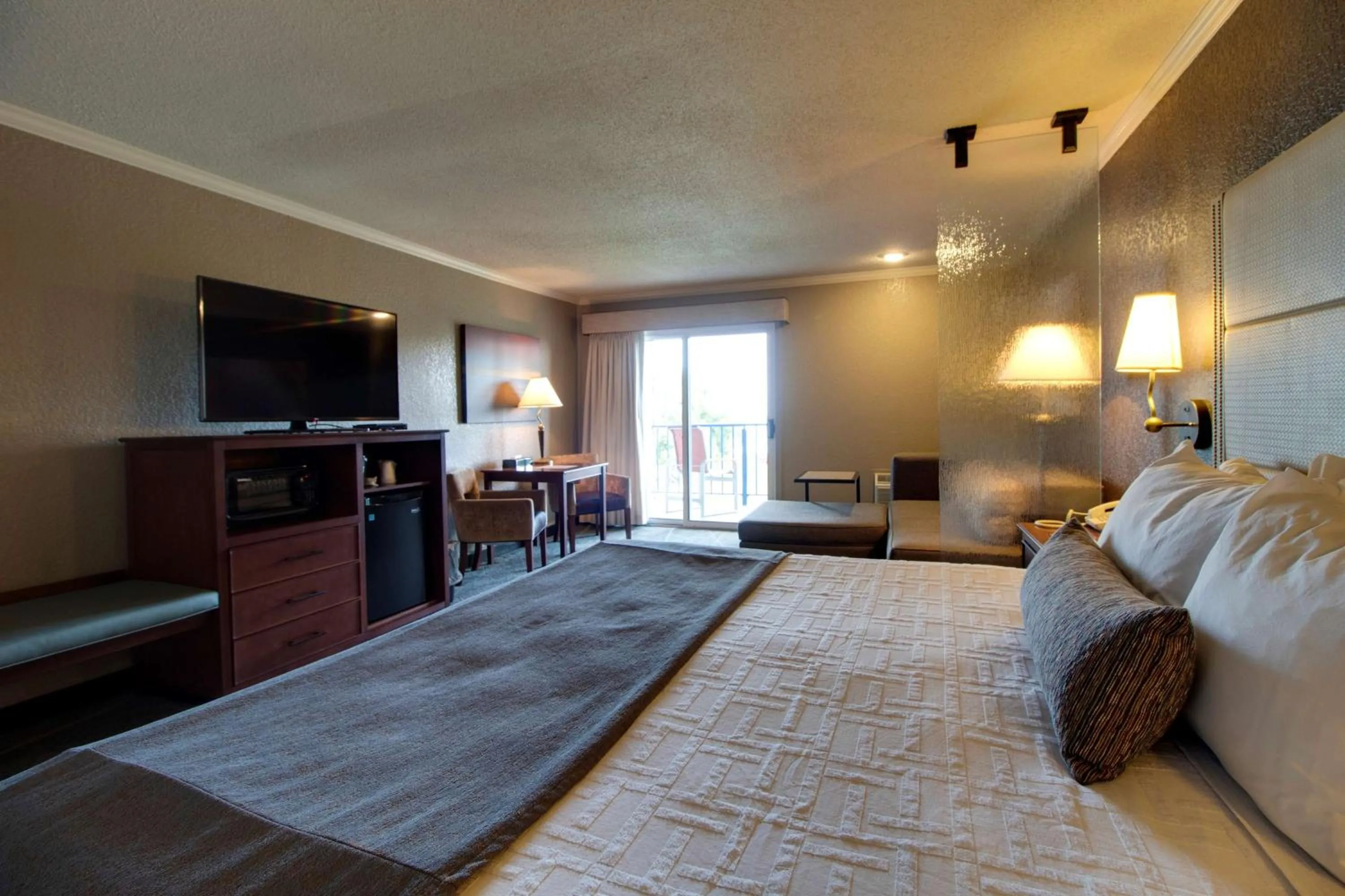 Photo of the whole room, Bed in Best Western Harbour Pointe Lakefront