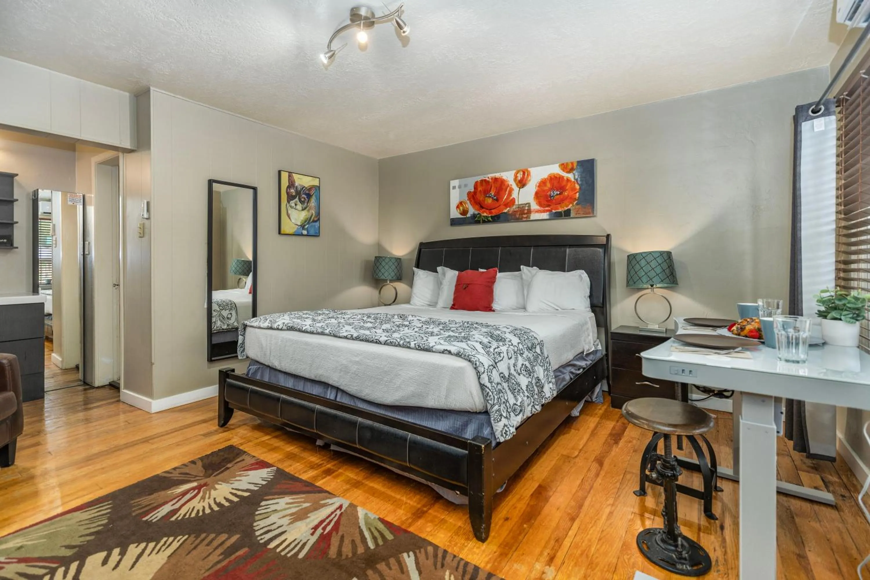 Bed in The Flagstone Boutique Inn & Suites