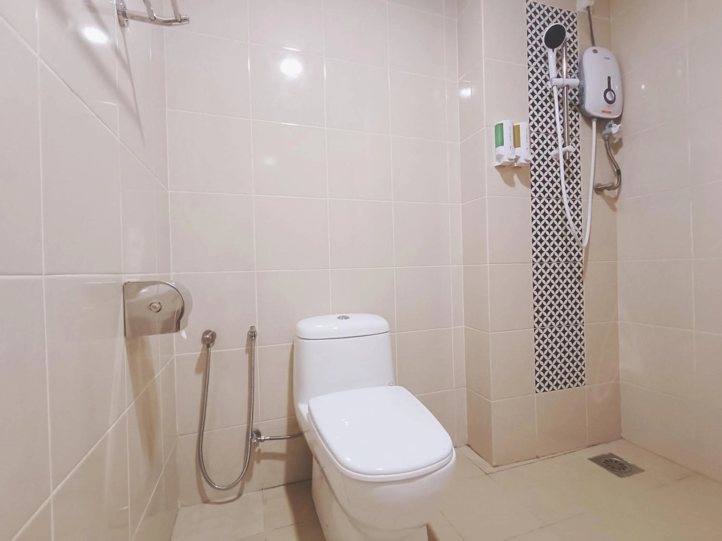 Bathroom in Capital O 90897 Island City Hotel