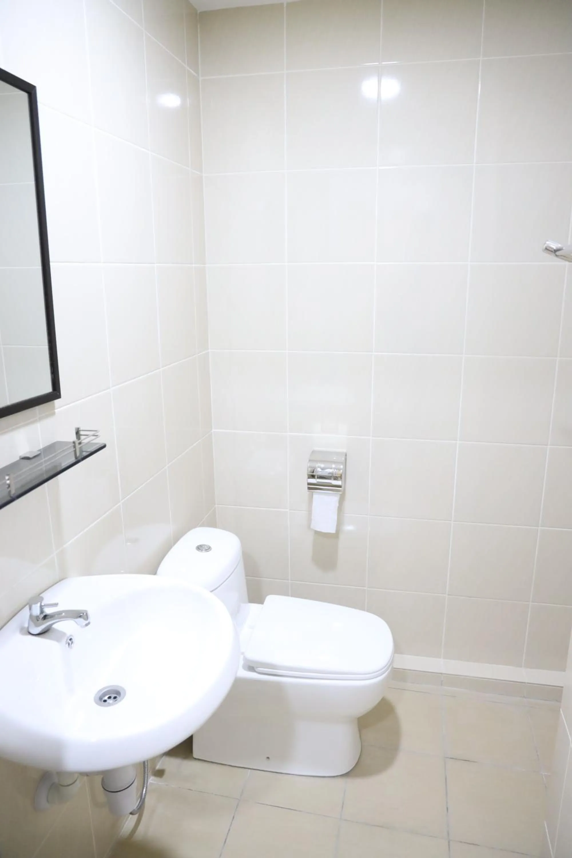 Bathroom in Capital O 90897 Island City Hotel