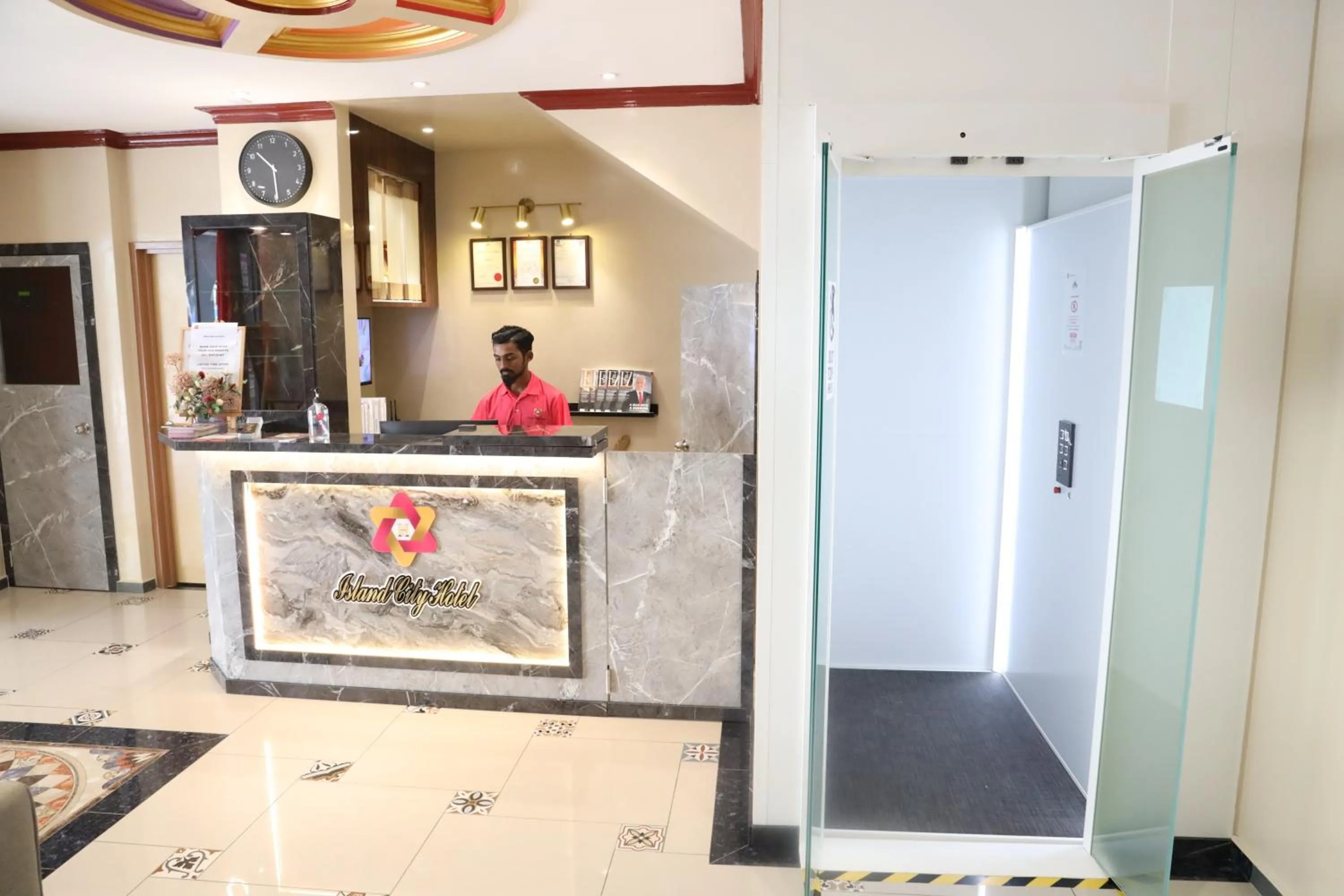 Lobby or reception in Capital O 90897 Island City Hotel