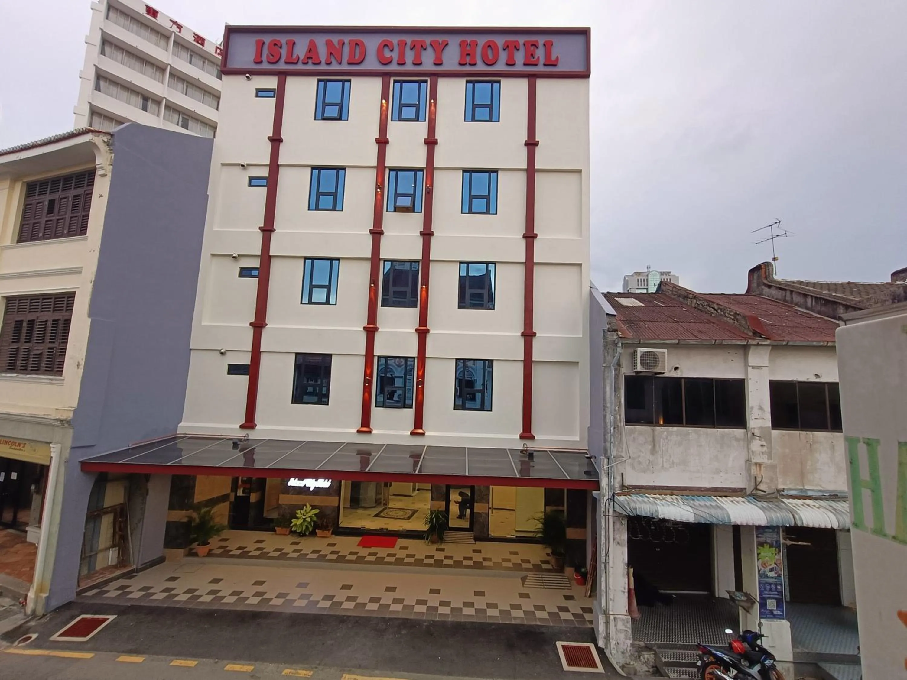 Facade/entrance in Capital O 90897 Island City Hotel