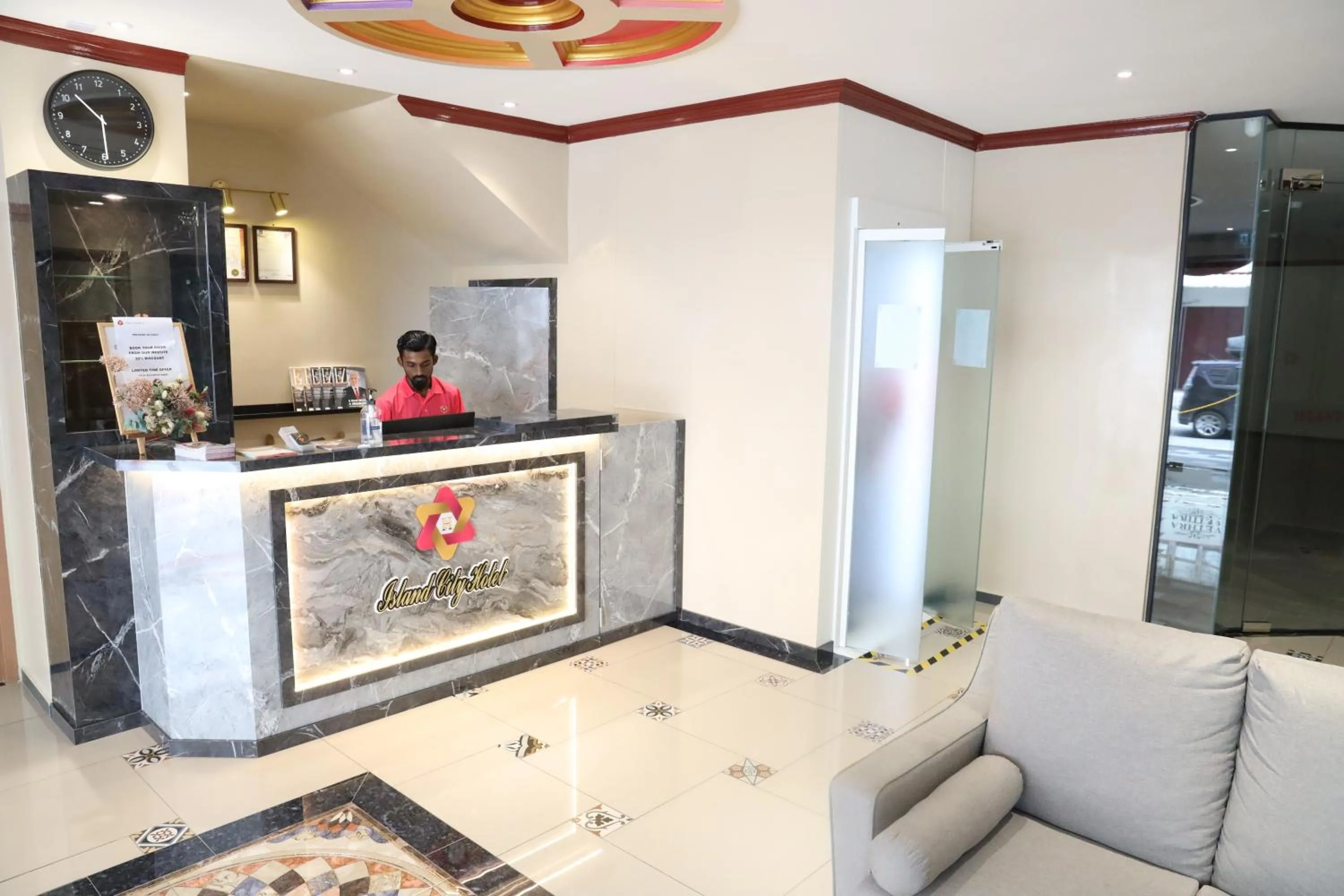 Lobby or reception in Capital O 90897 Island City Hotel