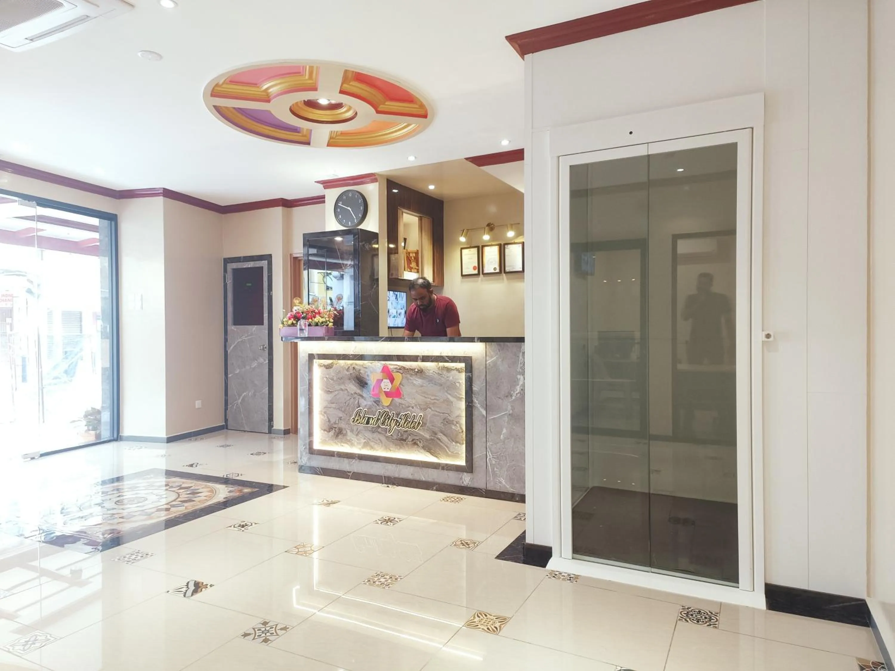 Lobby or reception in Capital O 90897 Island City Hotel