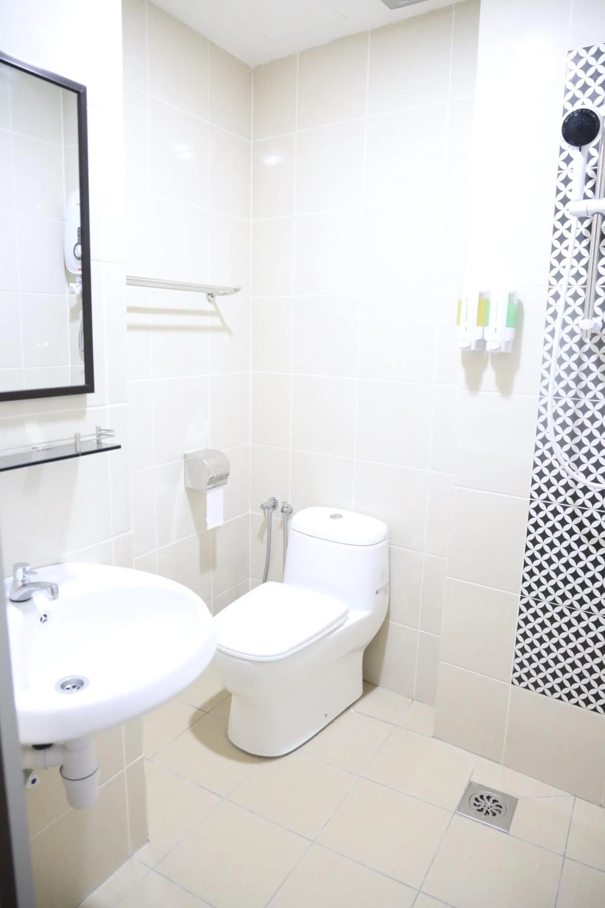 Bathroom in Capital O 90897 Island City Hotel