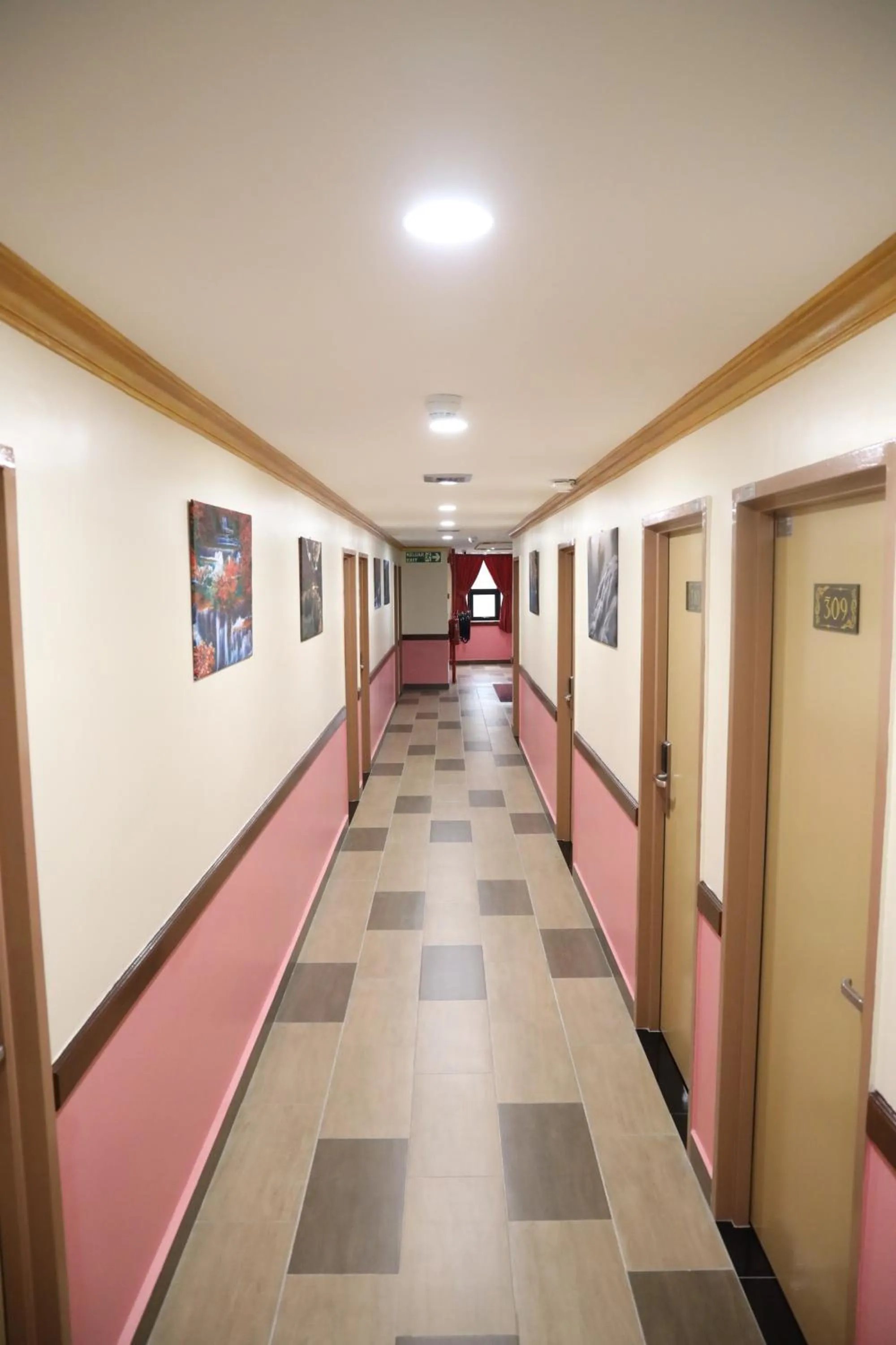 Lobby or reception in Capital O 90897 Island City Hotel