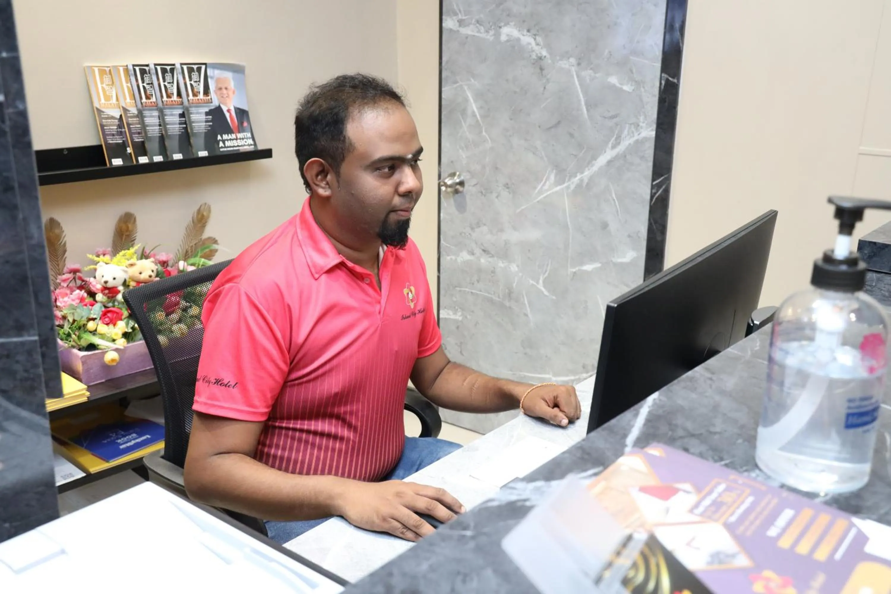 Lobby or reception in Capital O 90897 Island City Hotel