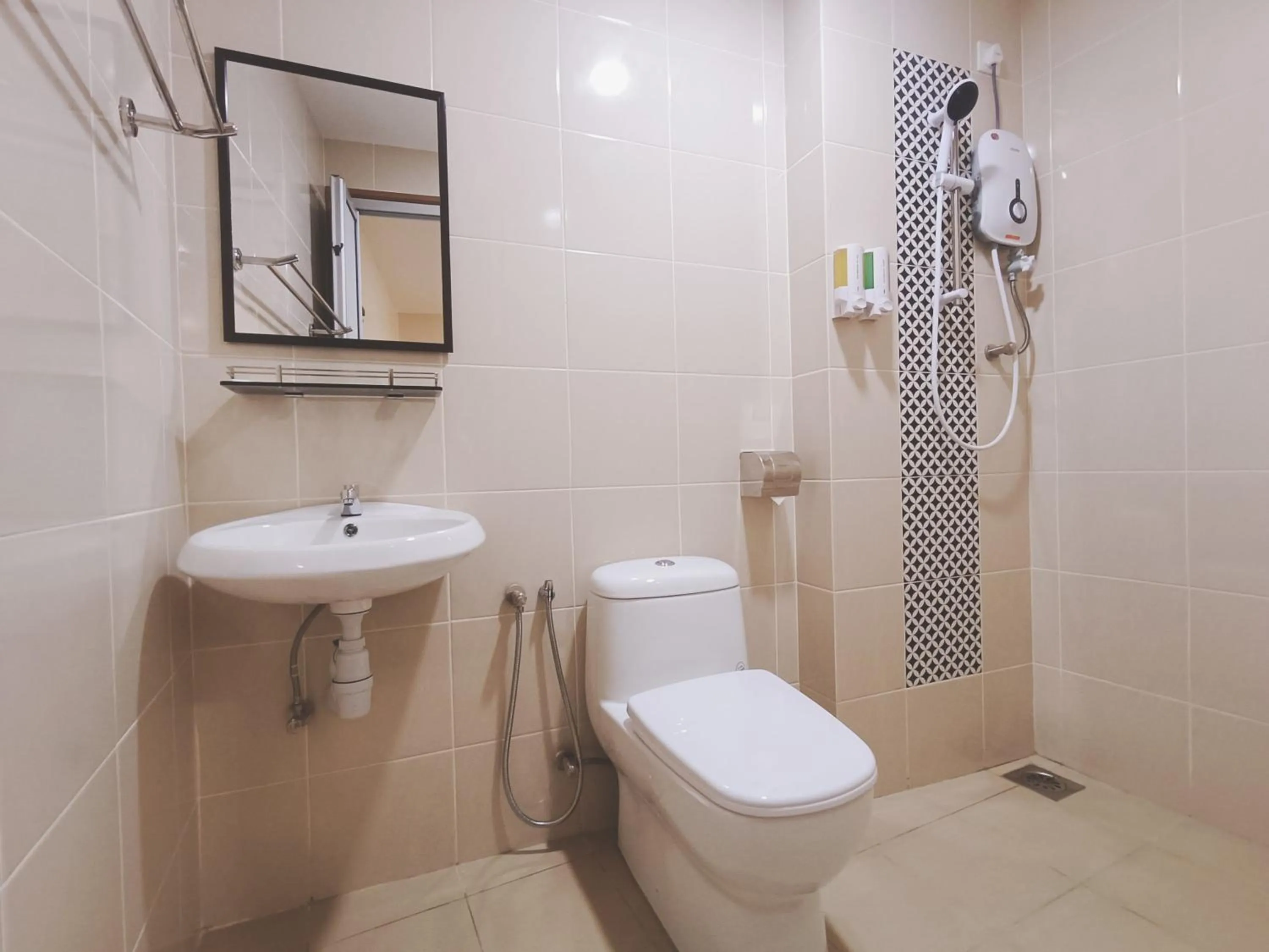 Bathroom in Capital O 90897 Island City Hotel