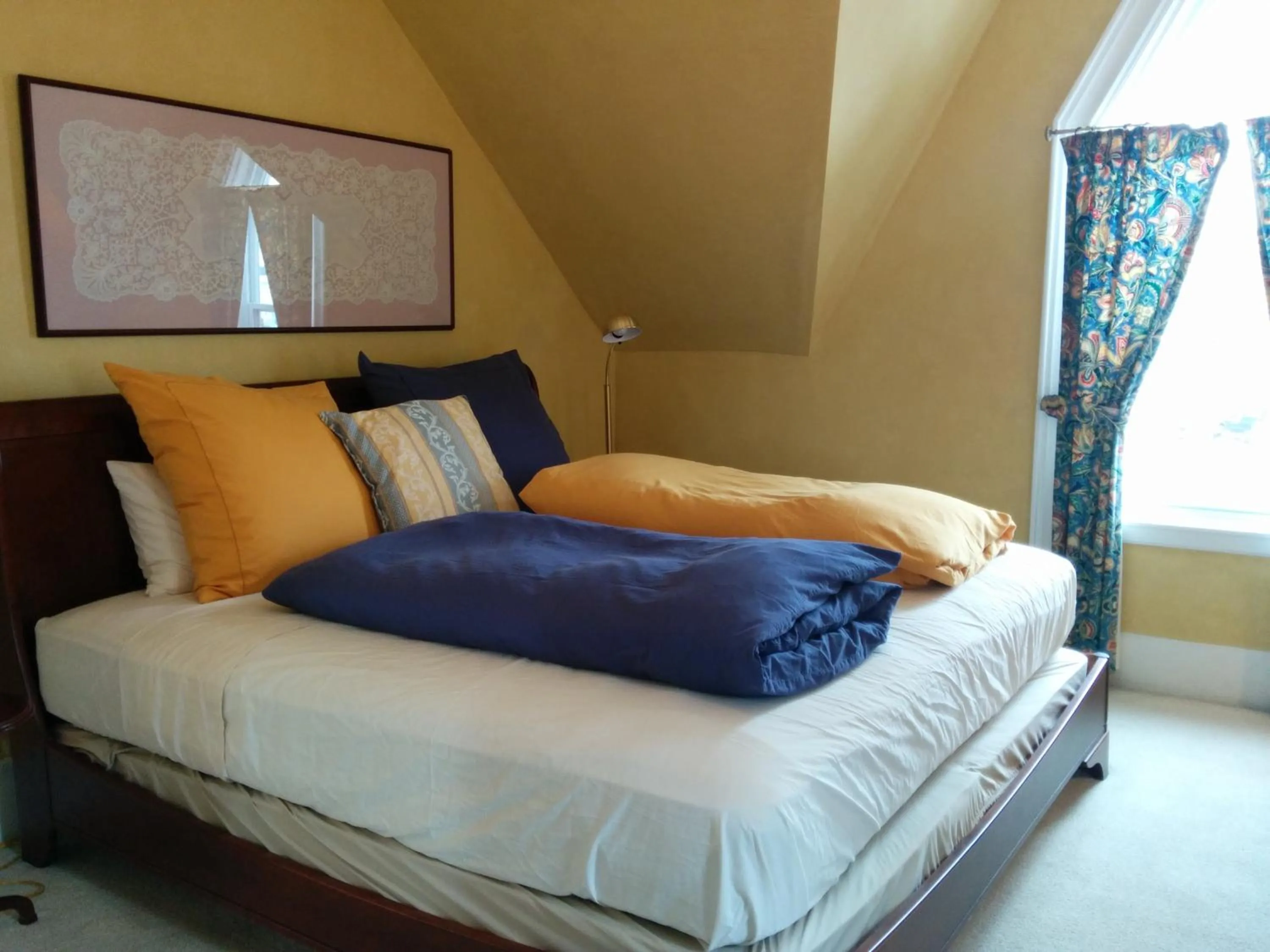 Bed in Fairmont House Bed & Breakfast