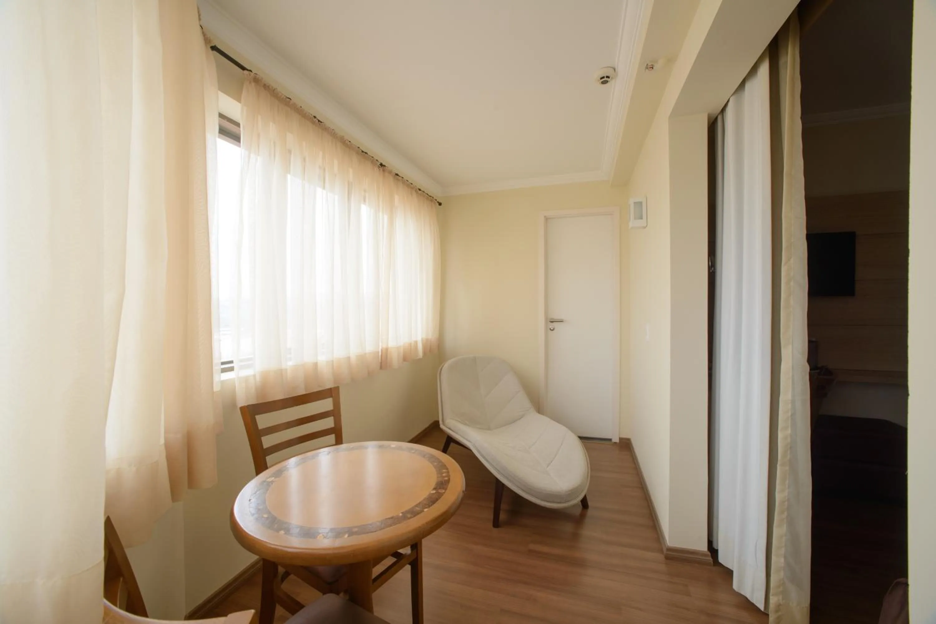 Seating area in Faro Hotel Atibaia