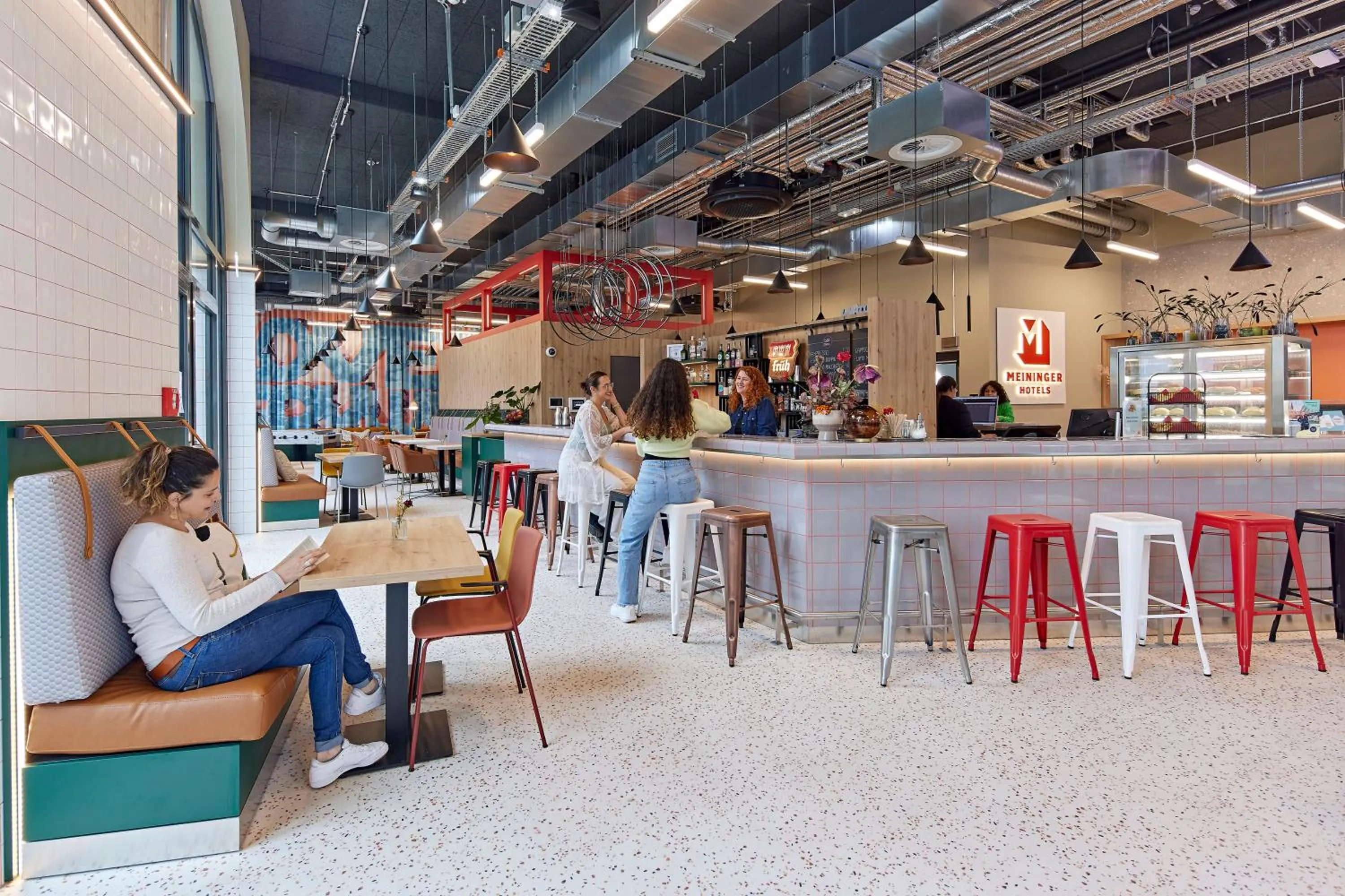 Lounge or bar in MEININGER Hotel Köln West