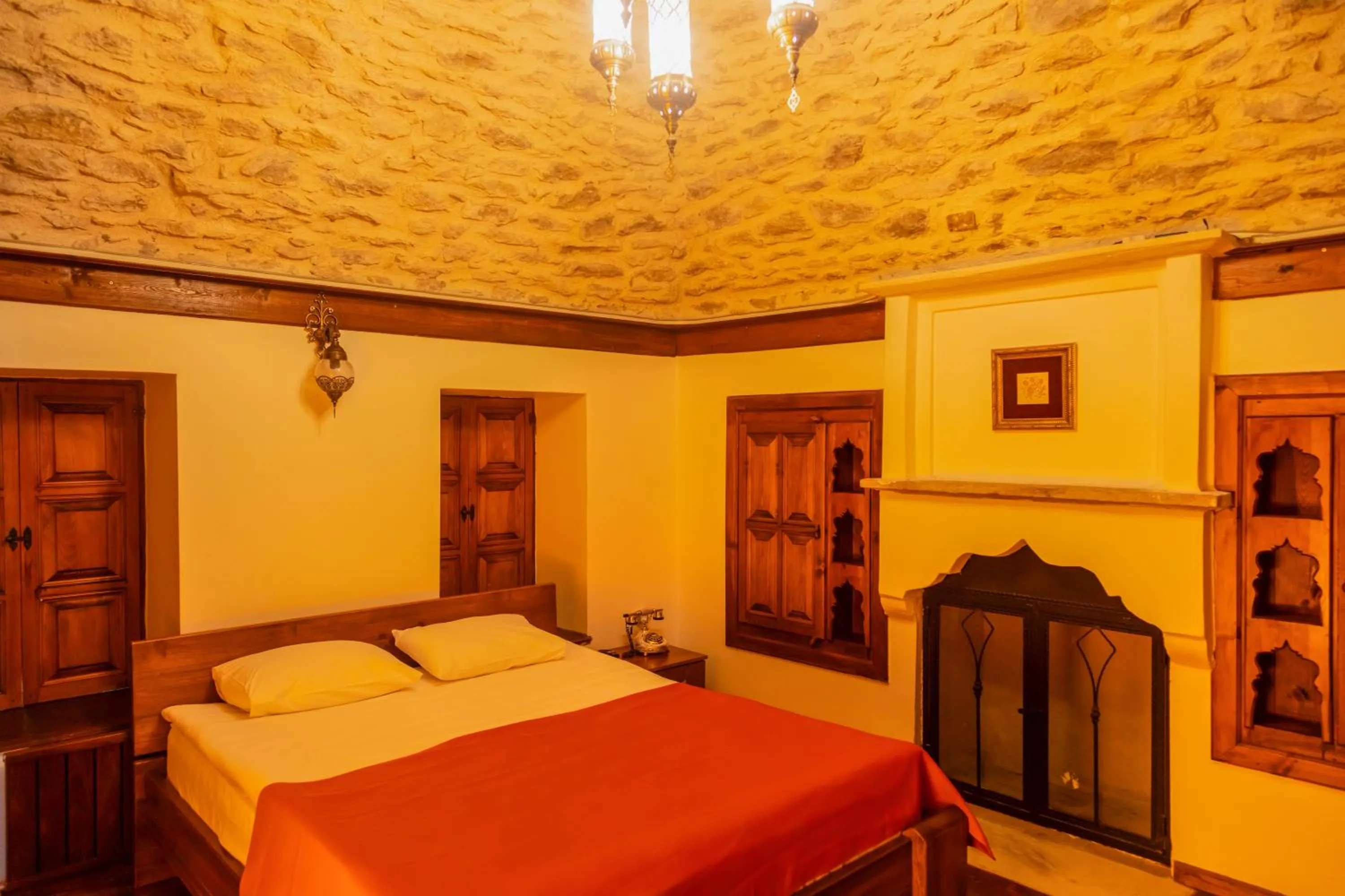 Photo of the whole room, Bed in Saffronia1900 Butik Otel