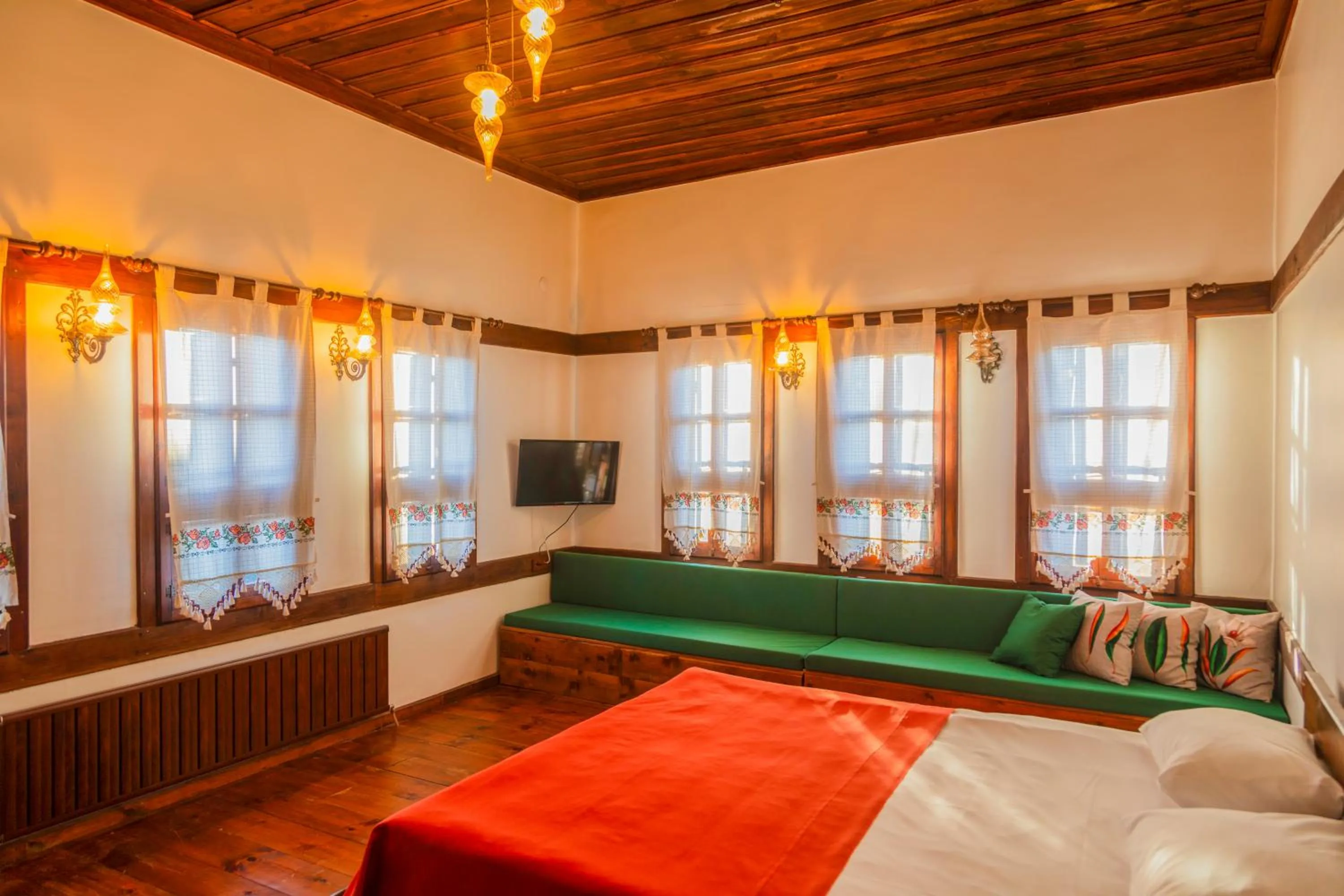 Photo of the whole room, Bed in Saffronia1900 Butik Otel