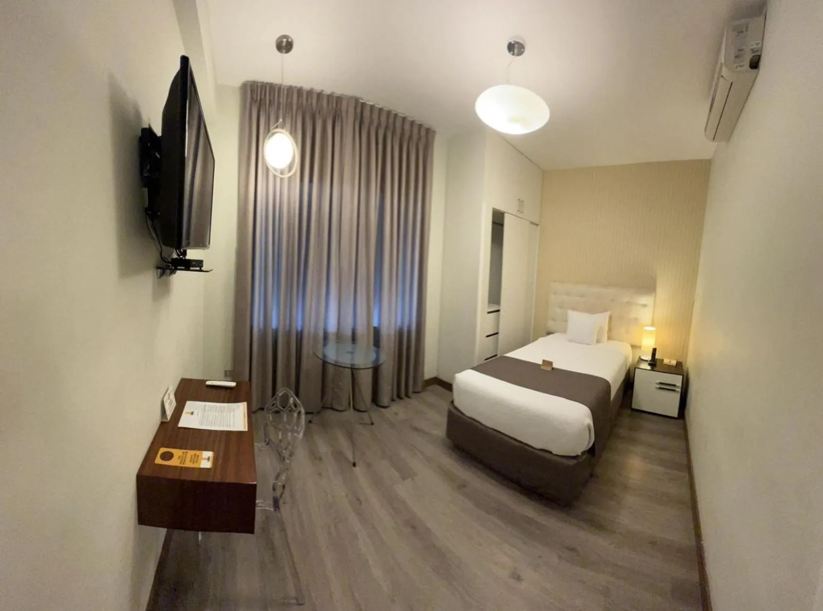 Photo of the whole room, Bed in LimaQ Hotel