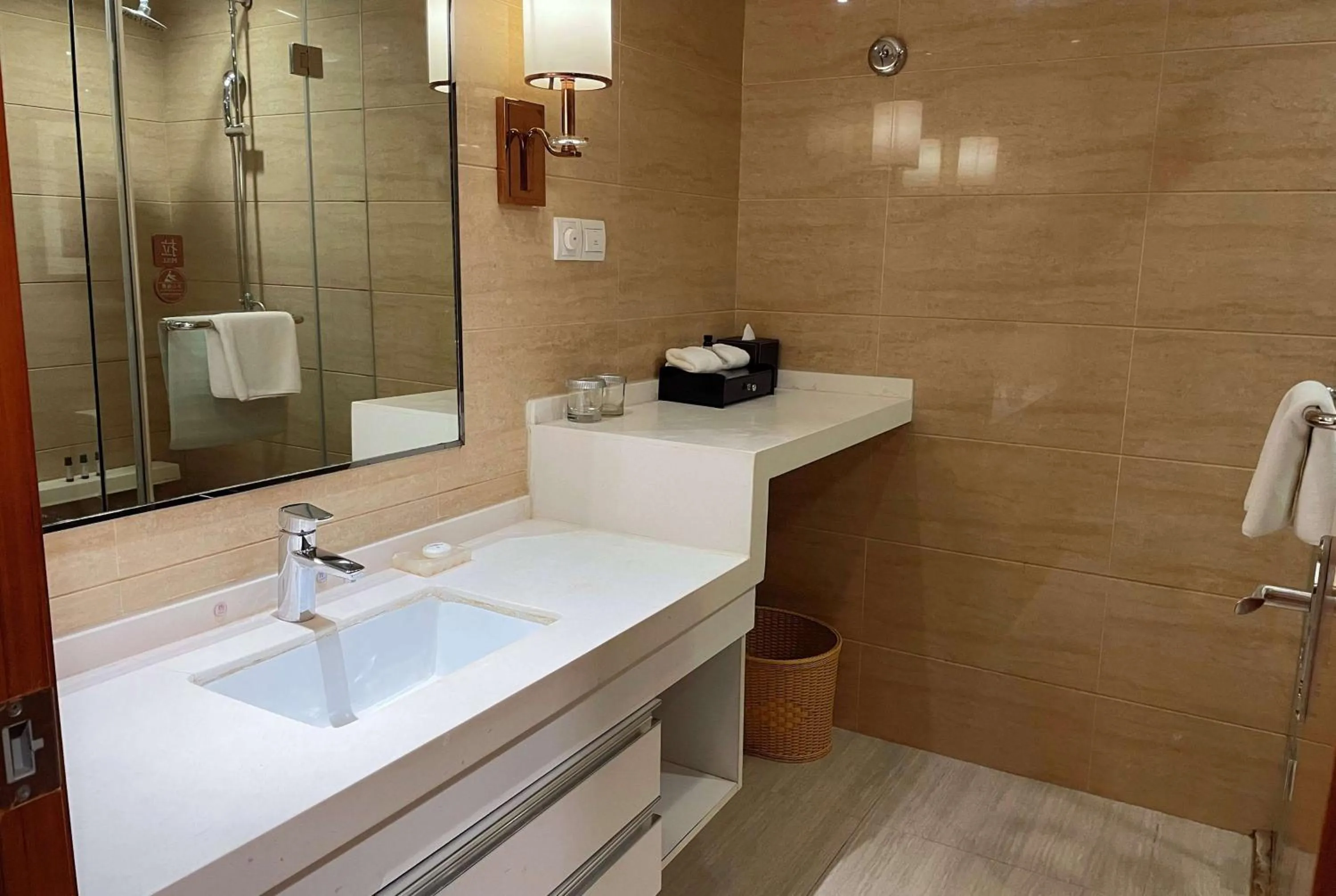Bathroom in Kangda Howard Johnson Hotel Qingdao