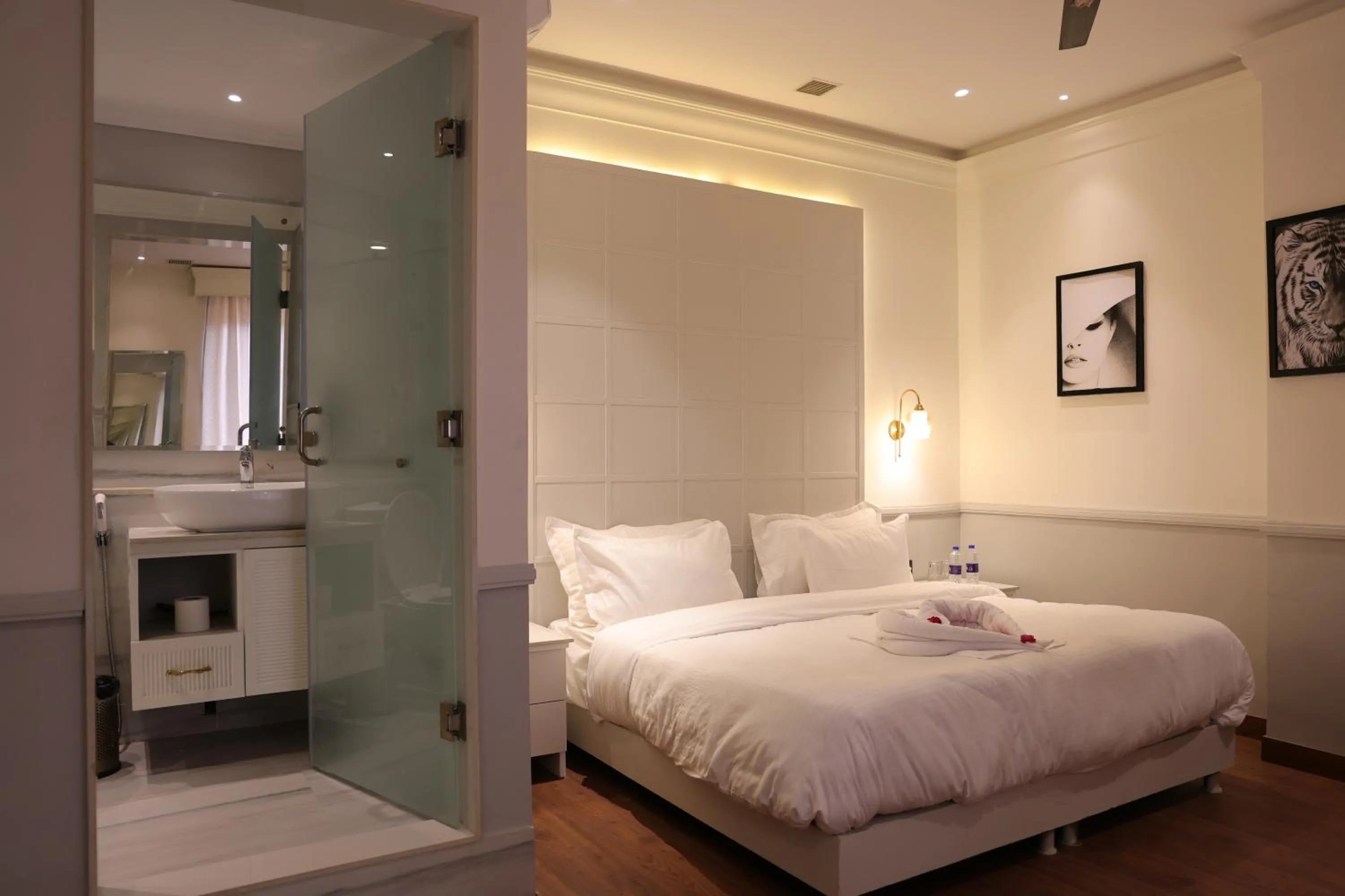 Bedroom, Bed in Hotel ND Manor