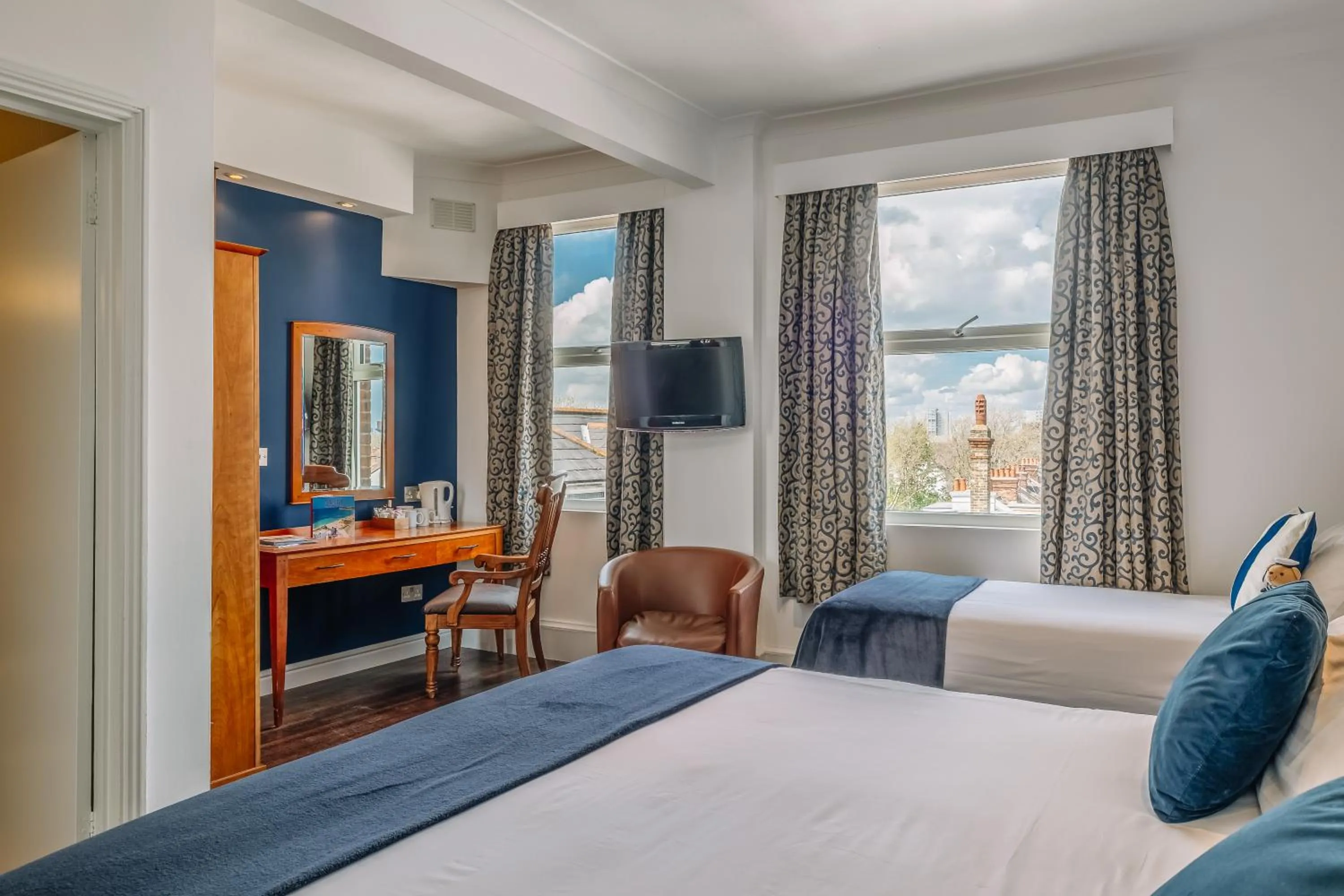 Bedroom, Bed in Muthu Westcliff Hotel (Near London Southend Airport)