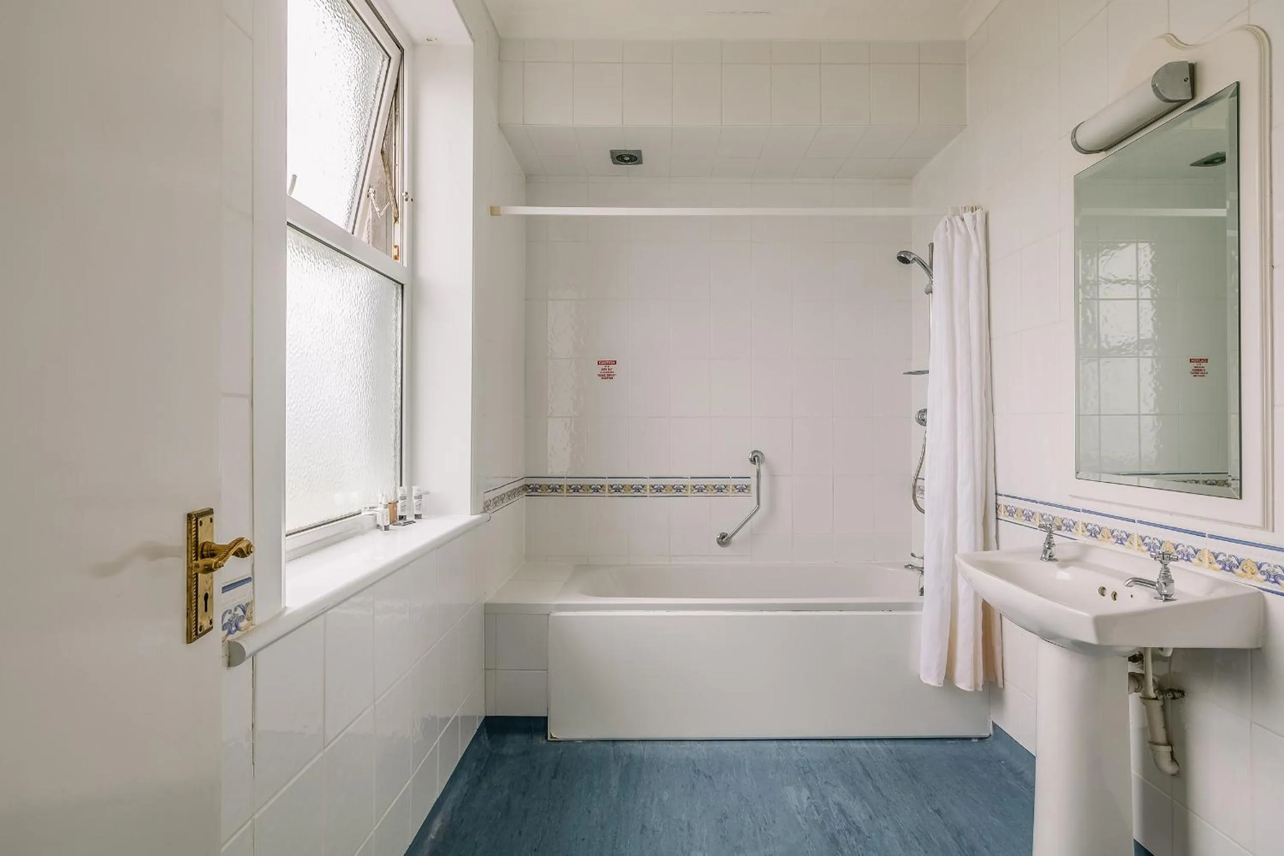 Bathroom in Muthu Westcliff Hotel (Near London Southend Airport)