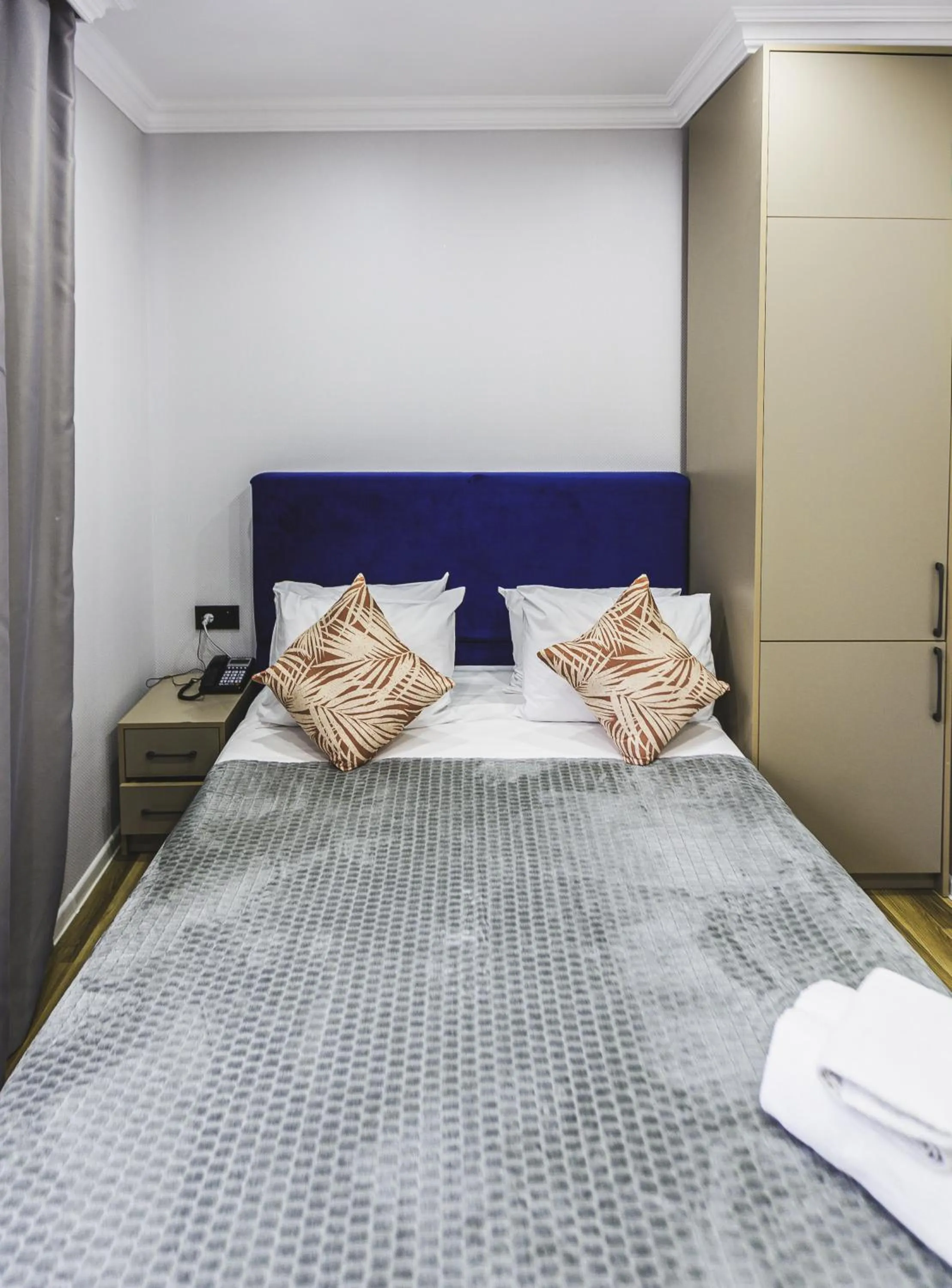 Bedroom, Bed in Hillside City Center Hotel