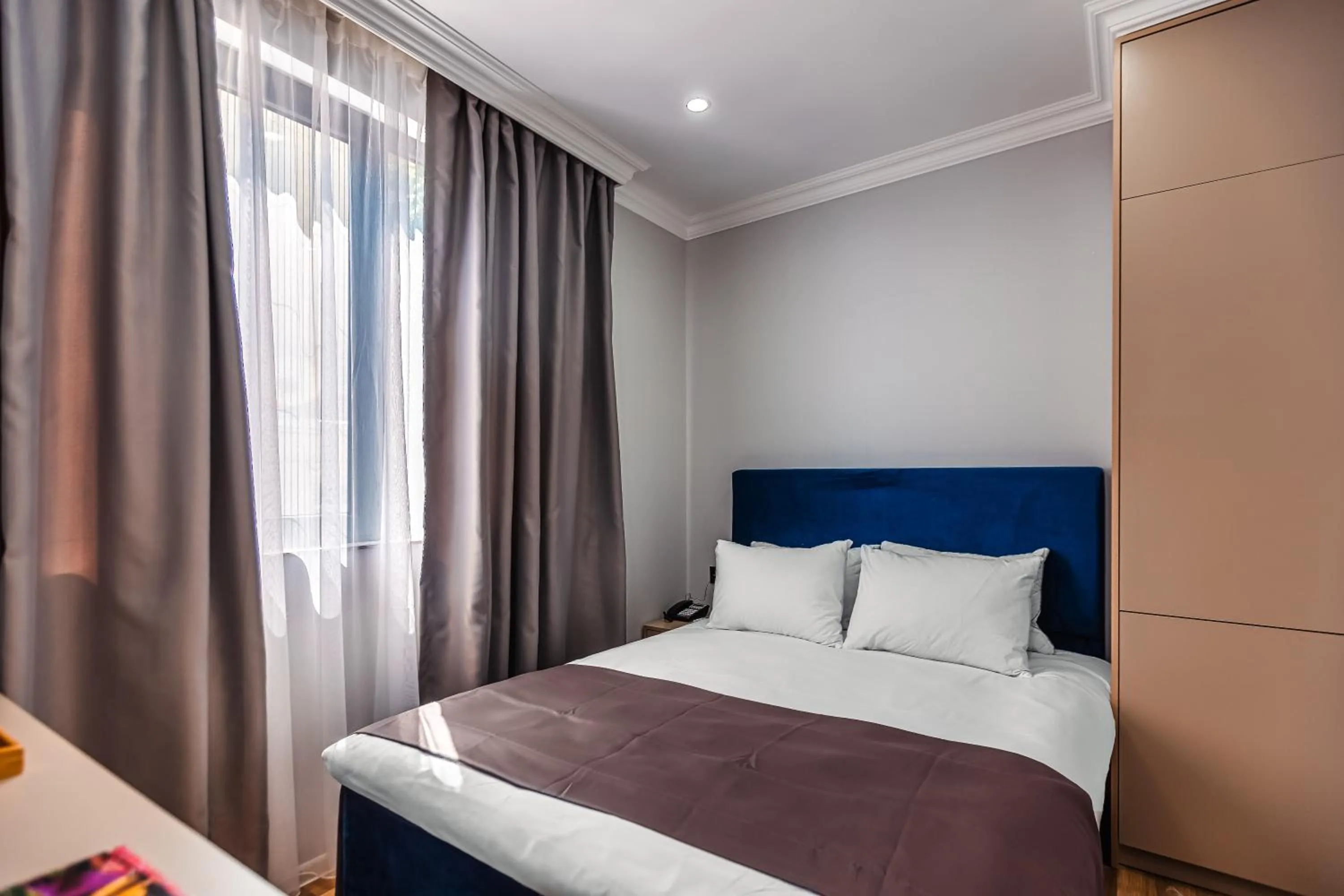 Bed in Hillside City Center Hotel